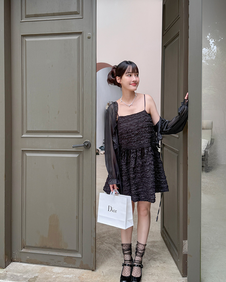 LINA LINA微甜浪漫立體壓紋荷葉滾邊上衣洋-優美黑