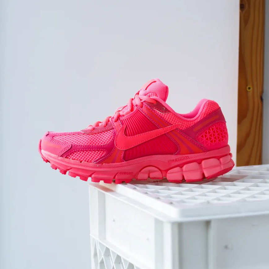 <連線代購商品>NIKE ZOOM VOMERO 5 Hot Punch 粉色 桃紅 復古跑鞋【HF5493-600】