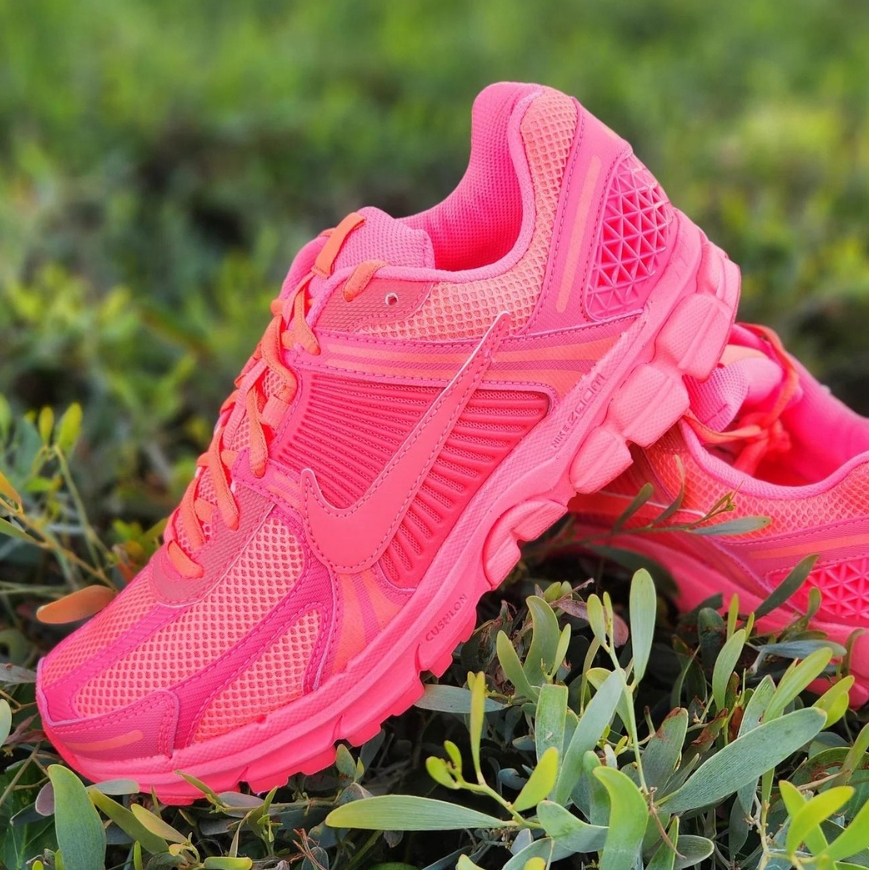 <連線代購商品>NIKE ZOOM VOMERO 5 Hot Punch 粉色 桃紅 復古跑鞋【HF5493-600】