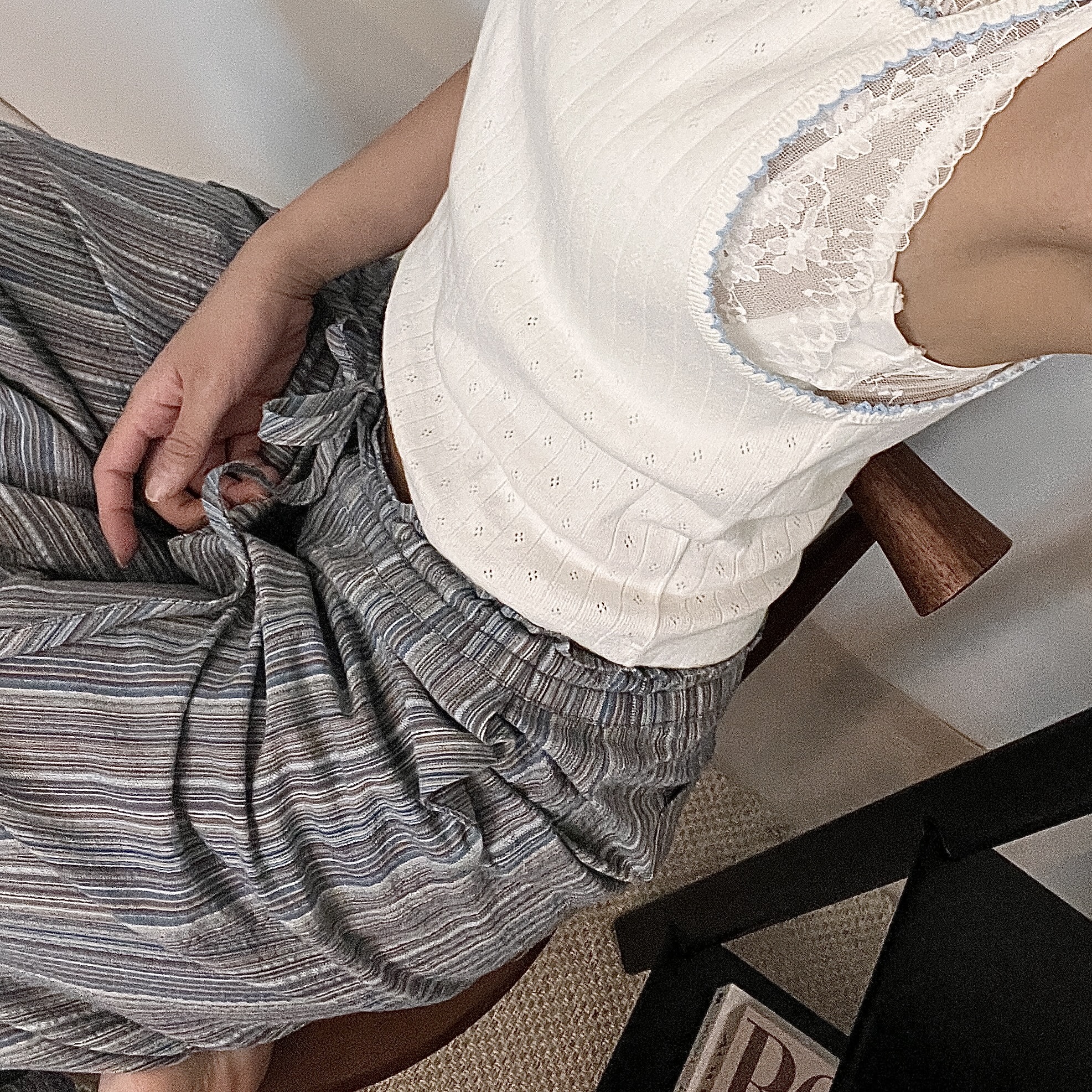 低調穿出設計感☁️藍包邊小背心