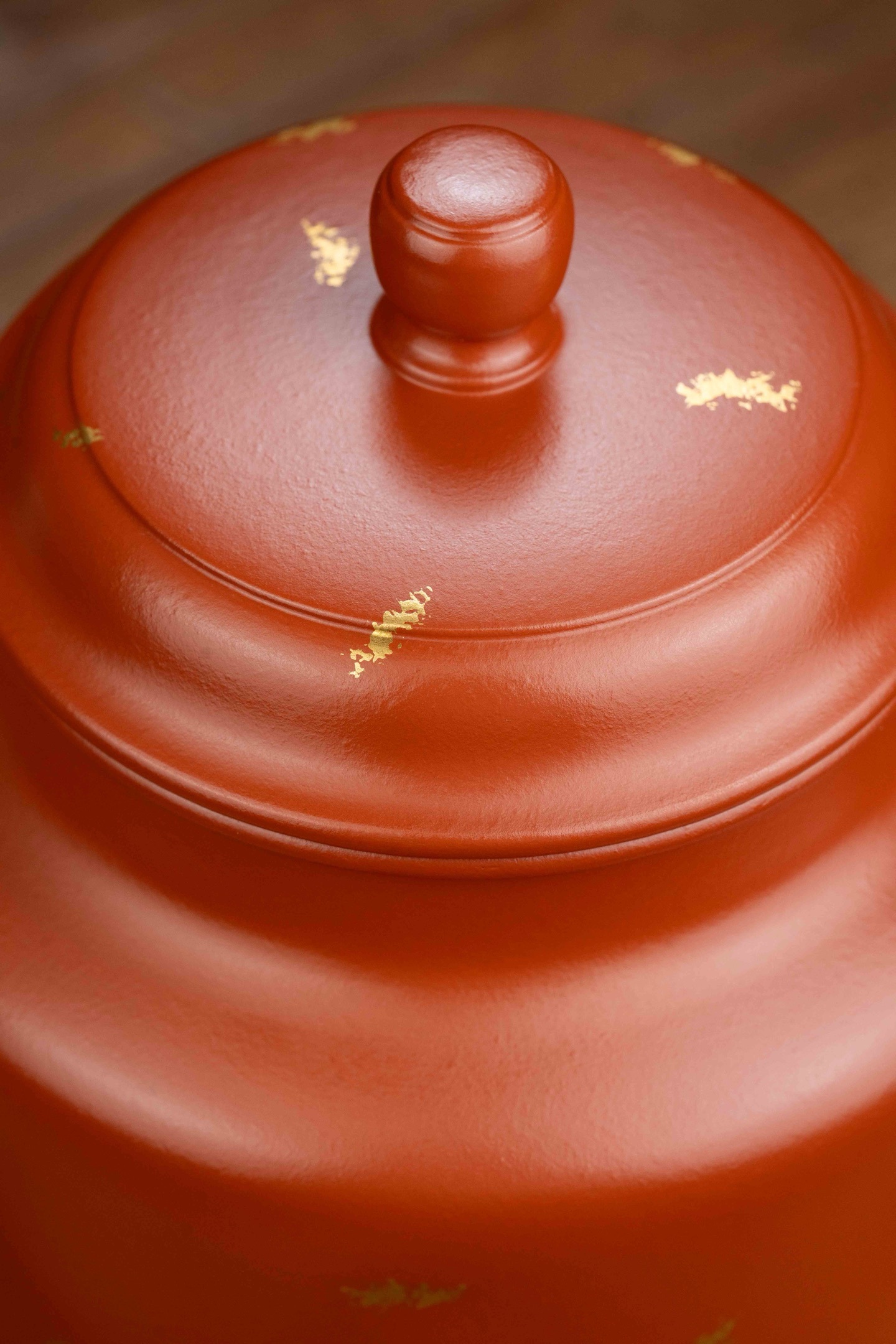 【沛春】-- 金色夢想：灑金紫砂茶葉罐的優雅氣質。