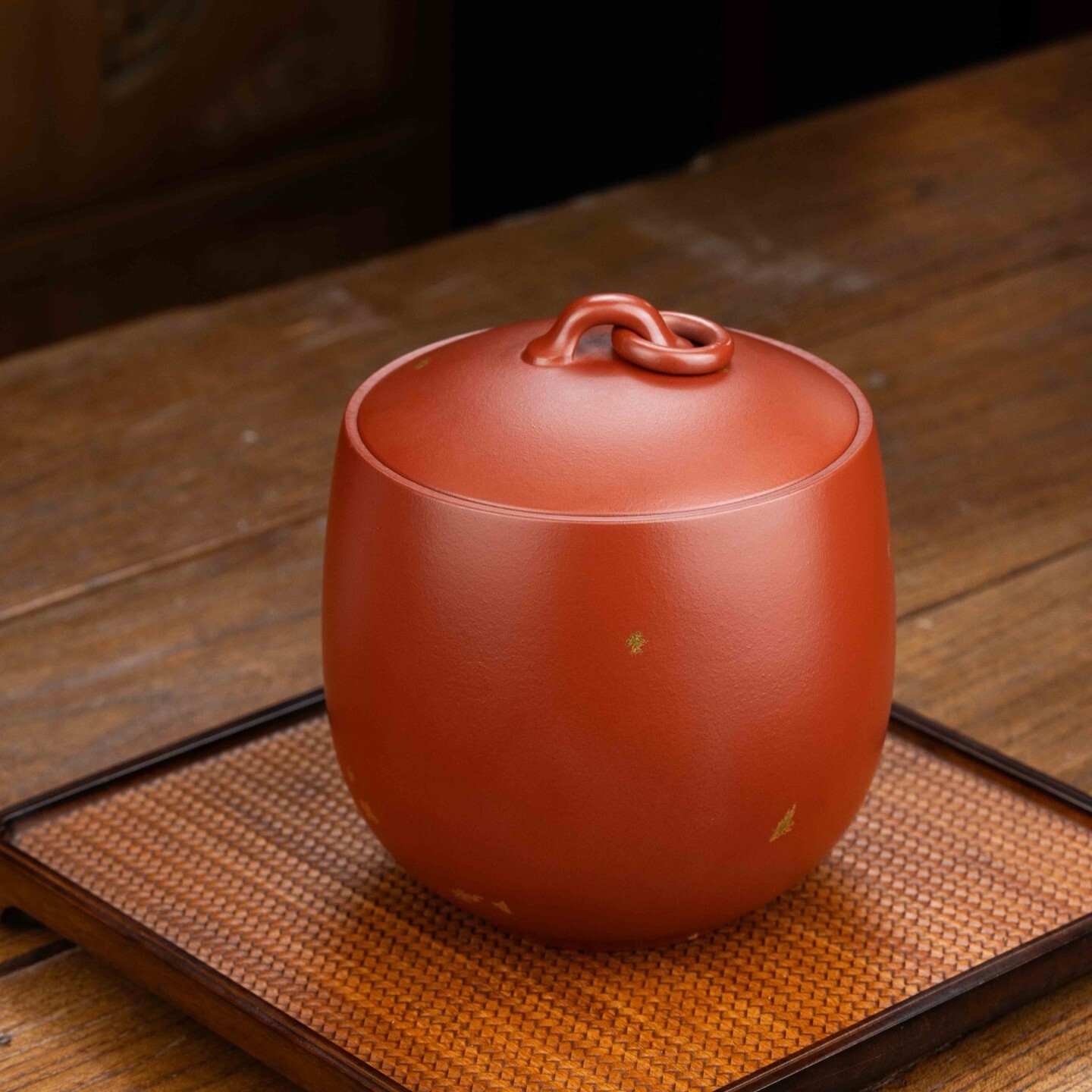 【春色滿園】-- 灑金紫砂茶葉罐：奢華與傳統的完美交融。