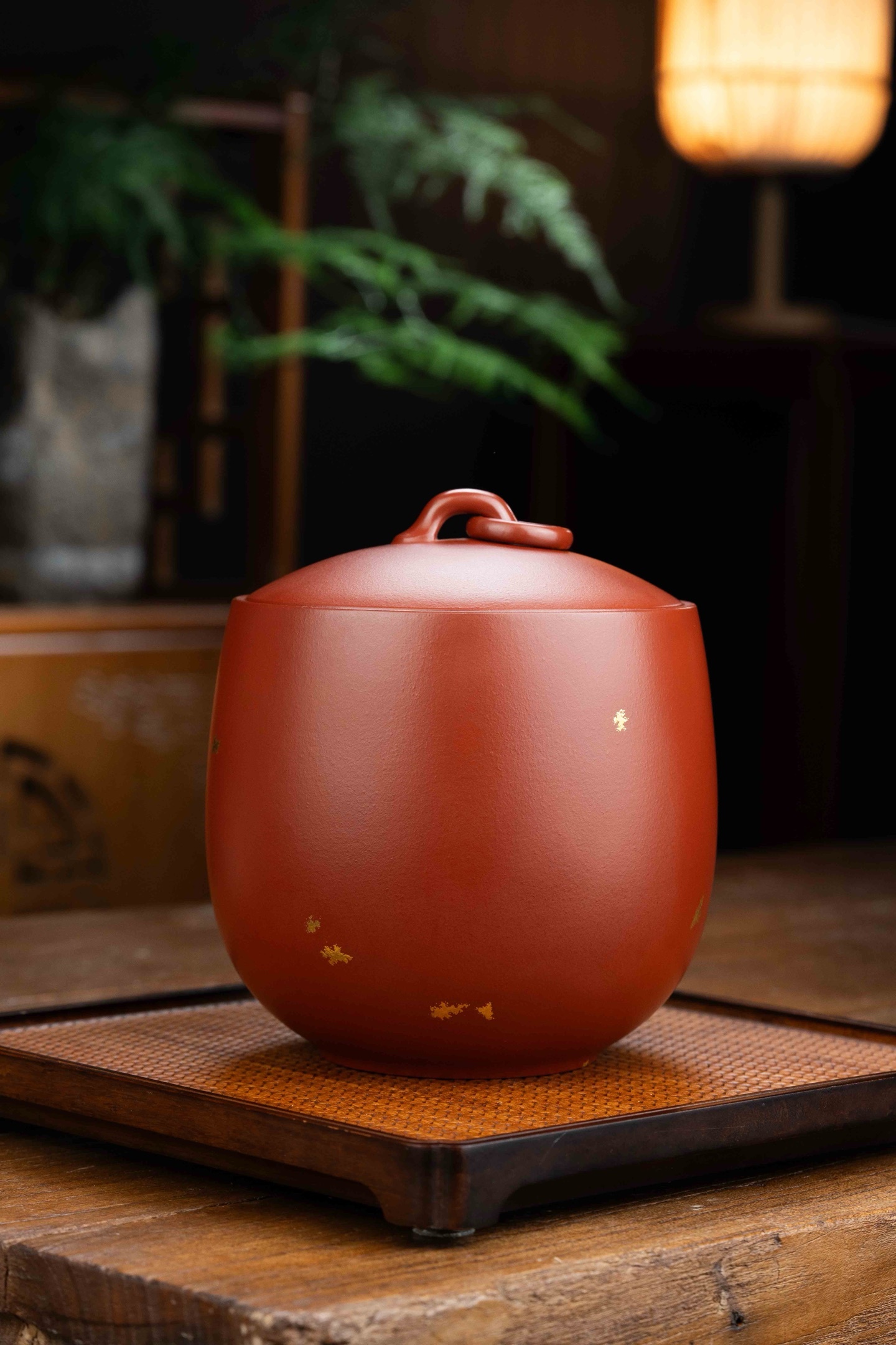 【春色滿園】-- 灑金紫砂茶葉罐：奢華與傳統的完美交融。