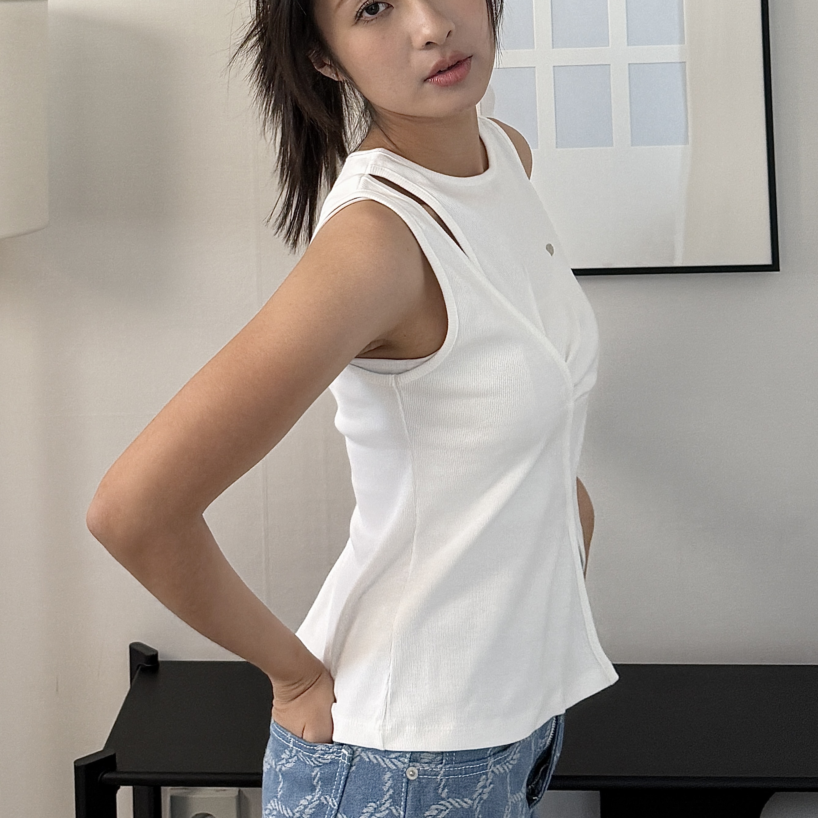 極簡控必收的交叉設計款背心🤍