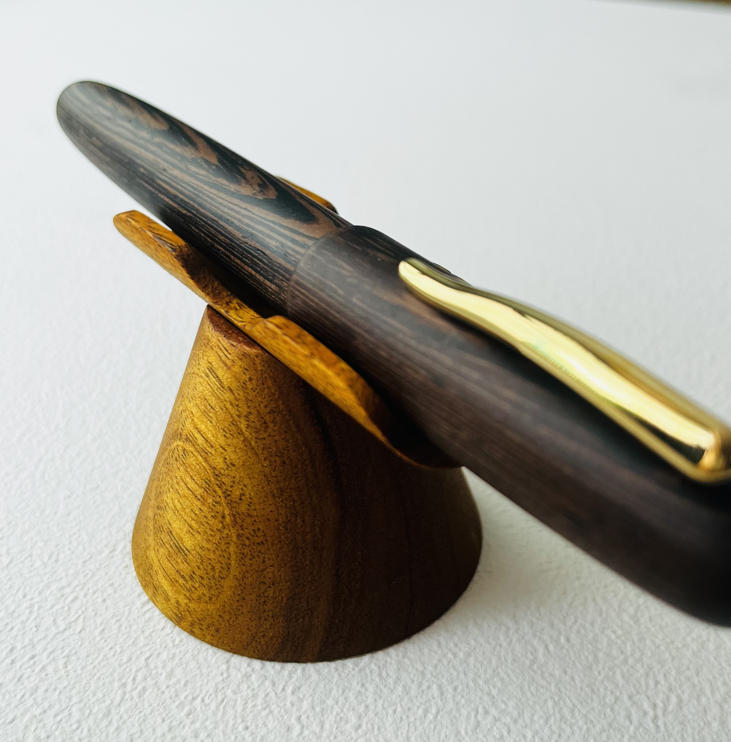 Kyokuhaku 木製單枝筆座＿富士