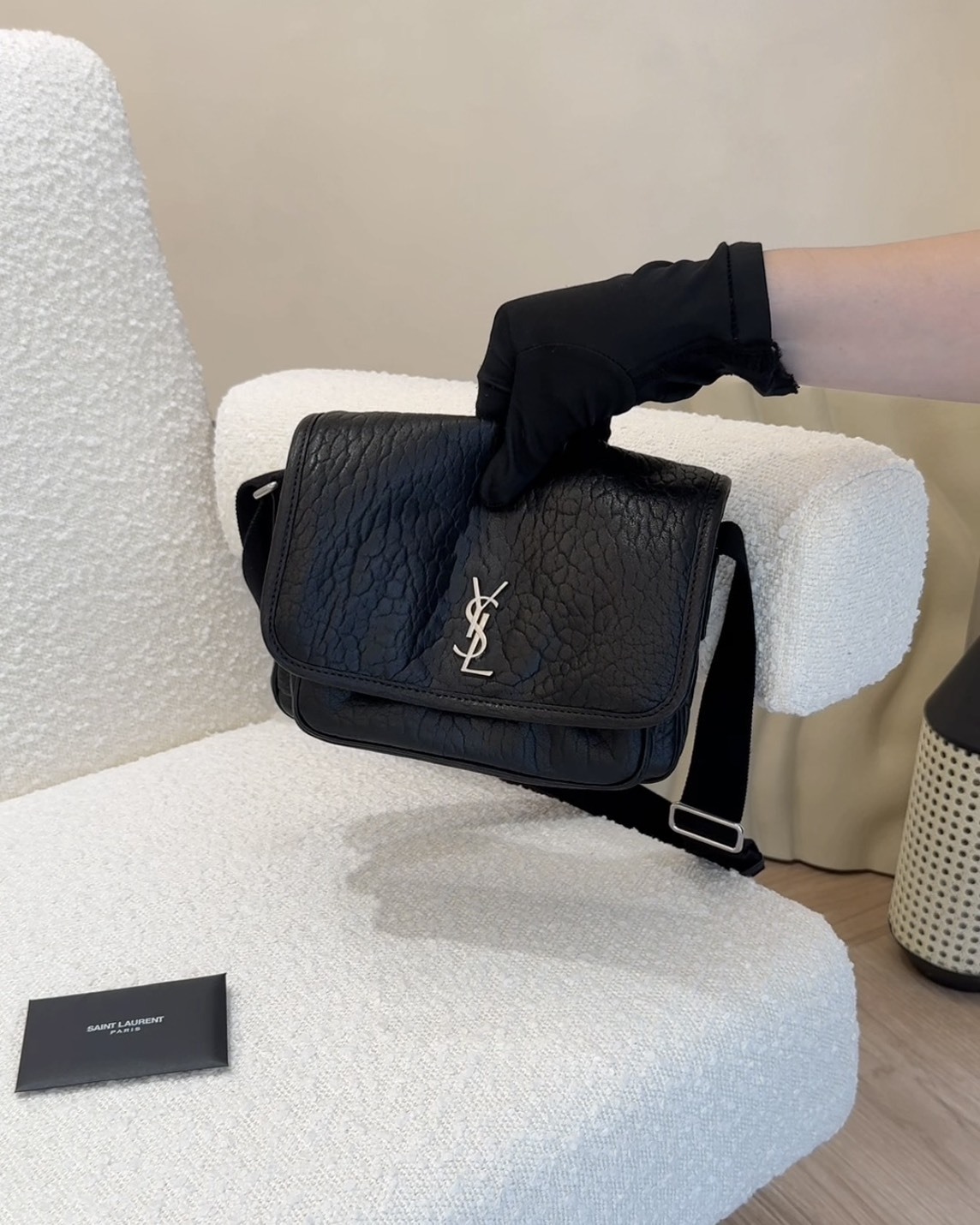 YSL｜NIKI粒面小羊皮小型郵差袋 黑色