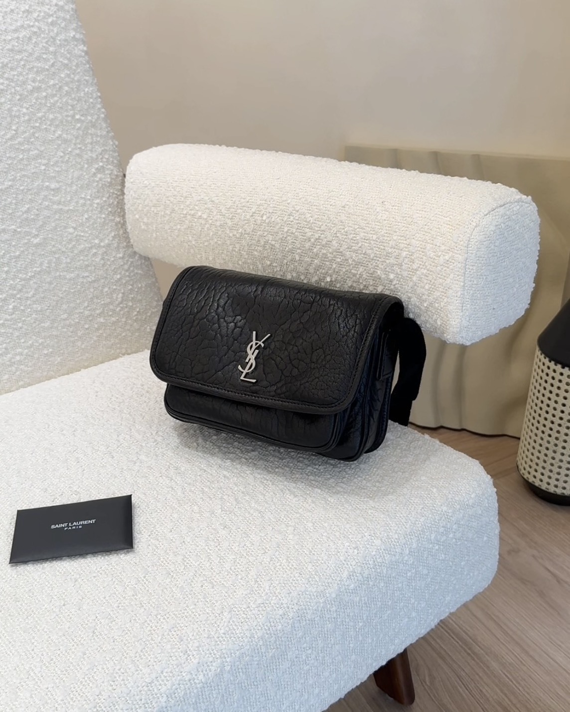 YSL｜NIKI粒面小羊皮小型郵差袋 黑色