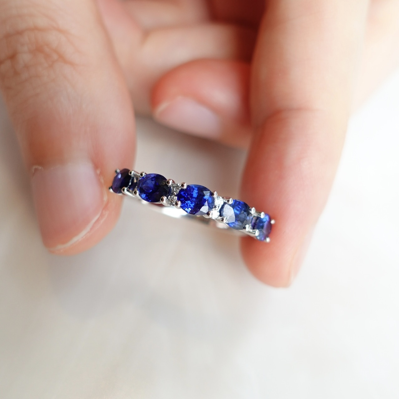 18K白金藍寶石鑽石排戒-橢圓形