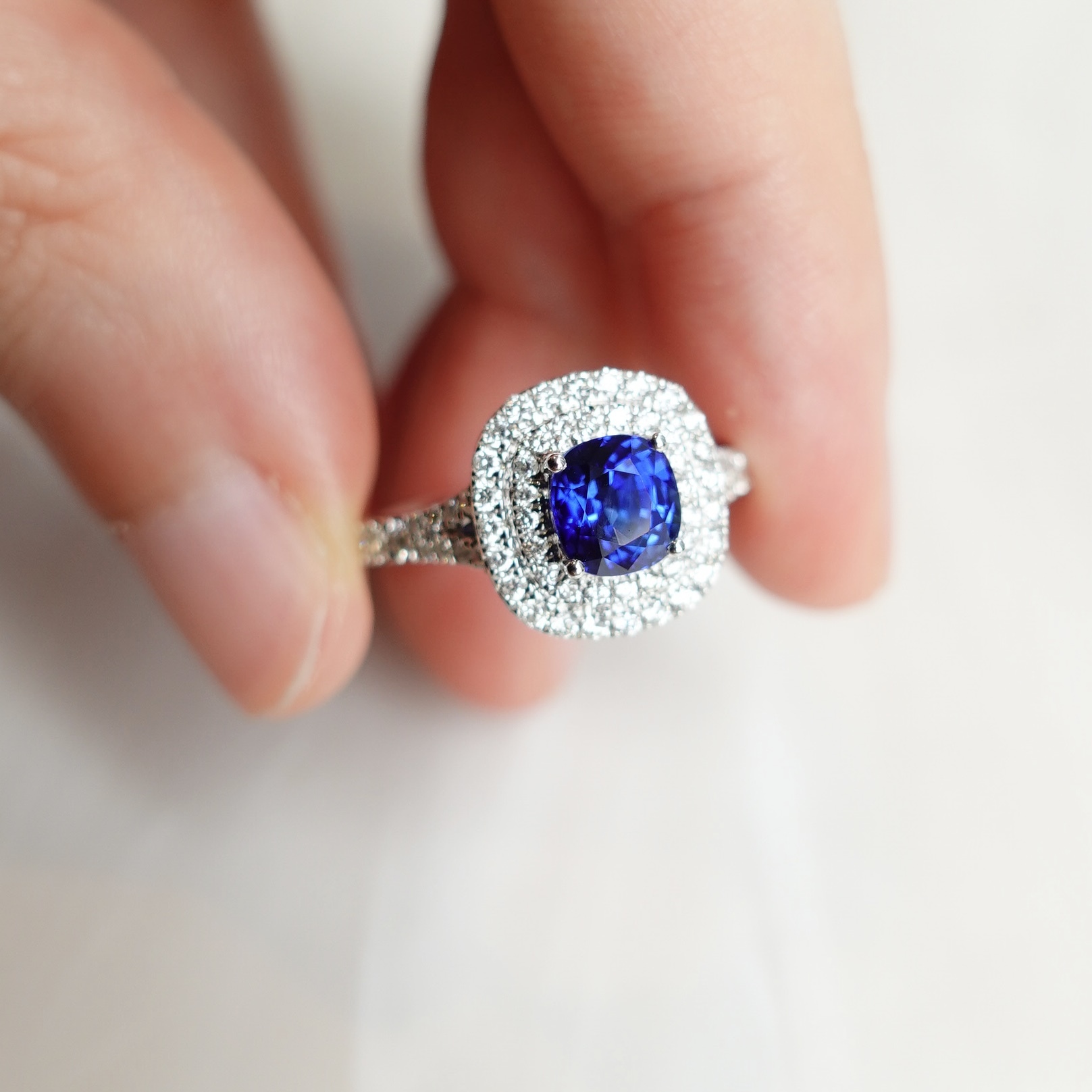 18K金皇家藍藍寶石鑽石戒指 -枕形切 (帶GUILD證書)