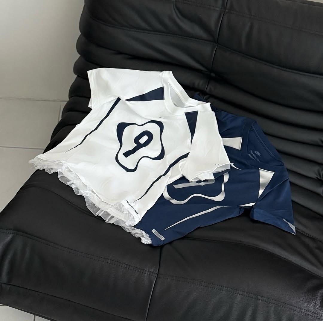 NIKE Sportswear Chill Knit 蕾絲邊 數字球衣 插肩 短T 短袖 修身 短版 女款 Karina同款 劉知珉 KYOKA同款 深藍 II1950-410 白色 II1950-100 / 預購