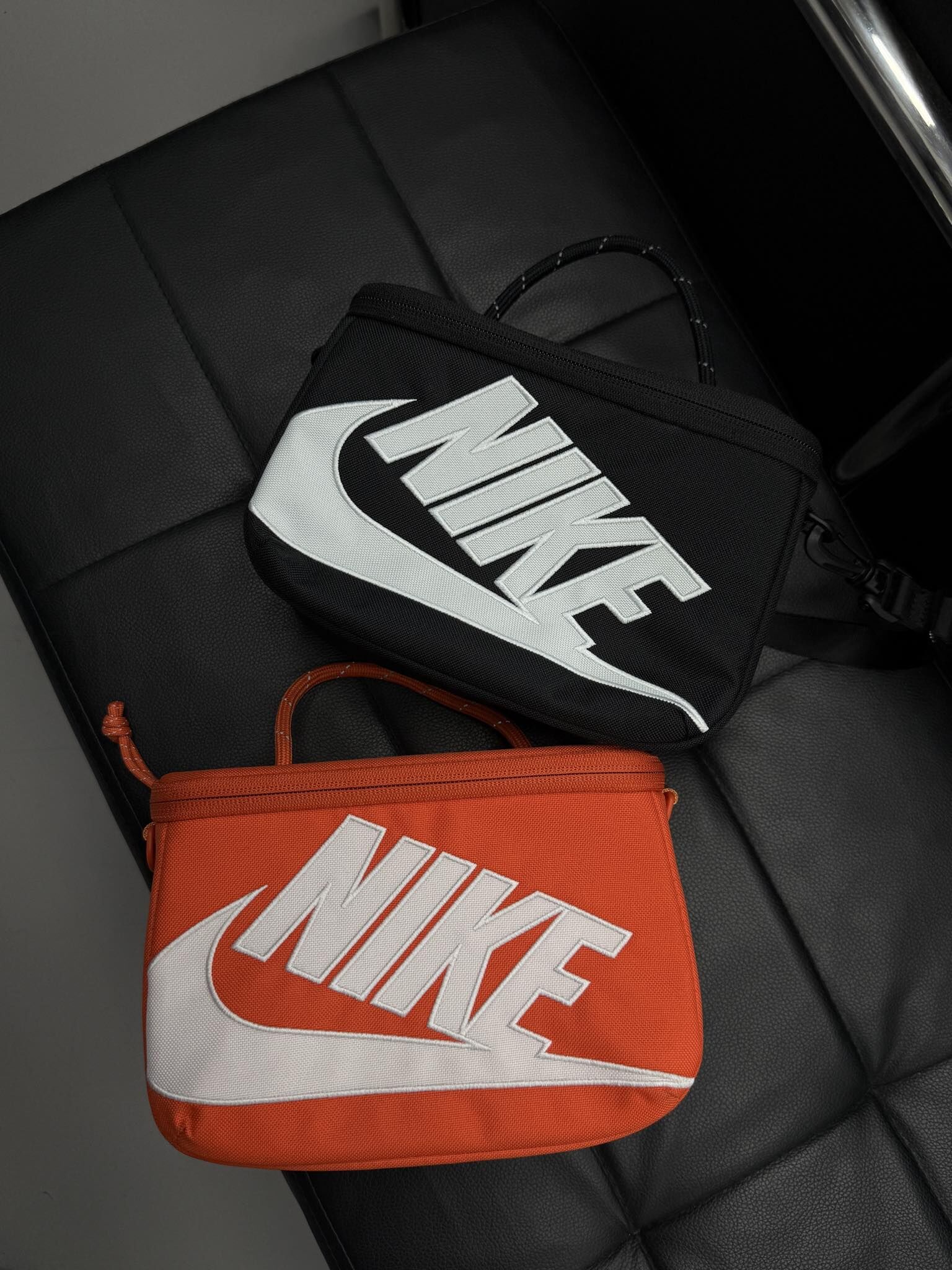 Nike 迷你鞋盒斜背包 相機包 (3 公升) 黑色FN3059-010、銀灰FN3059-012、橘色FN3059-869