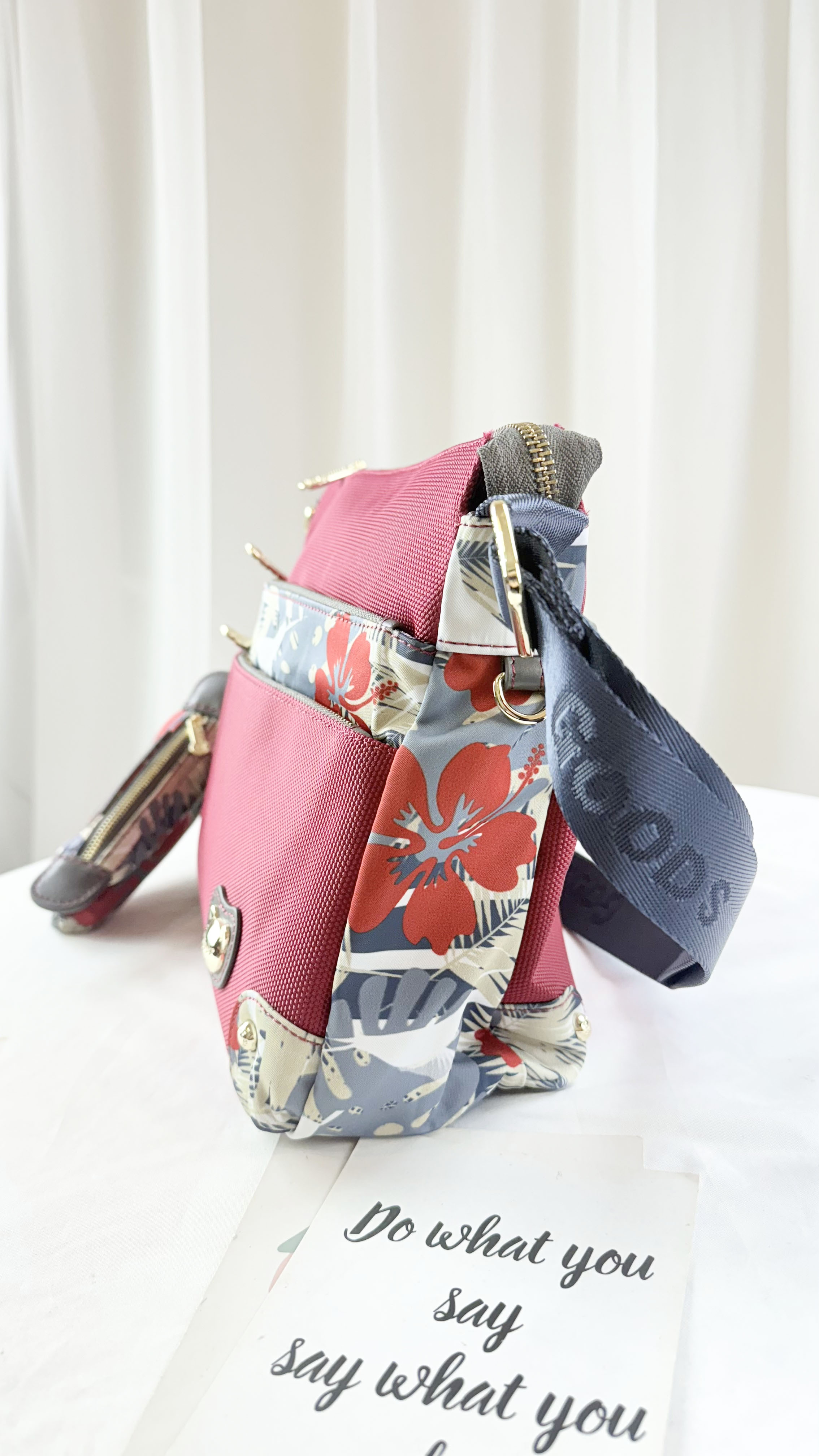 GOODS 紅花朵拼色防潑水側背包 附零錢包  #2045