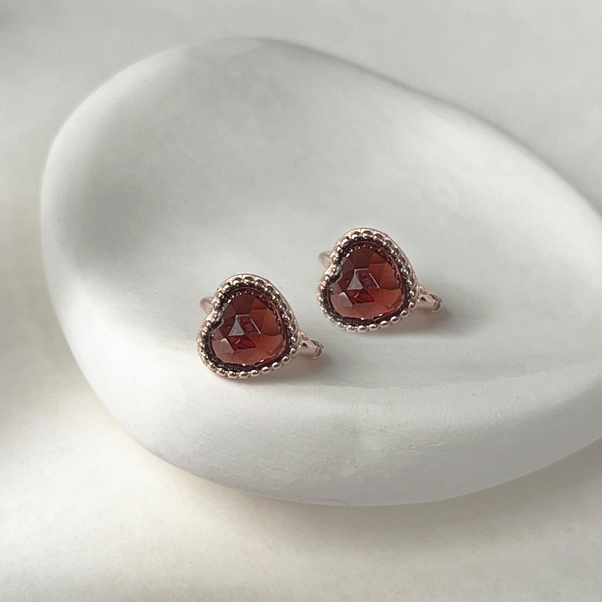 大蛋糕愛心石榴石耳圈