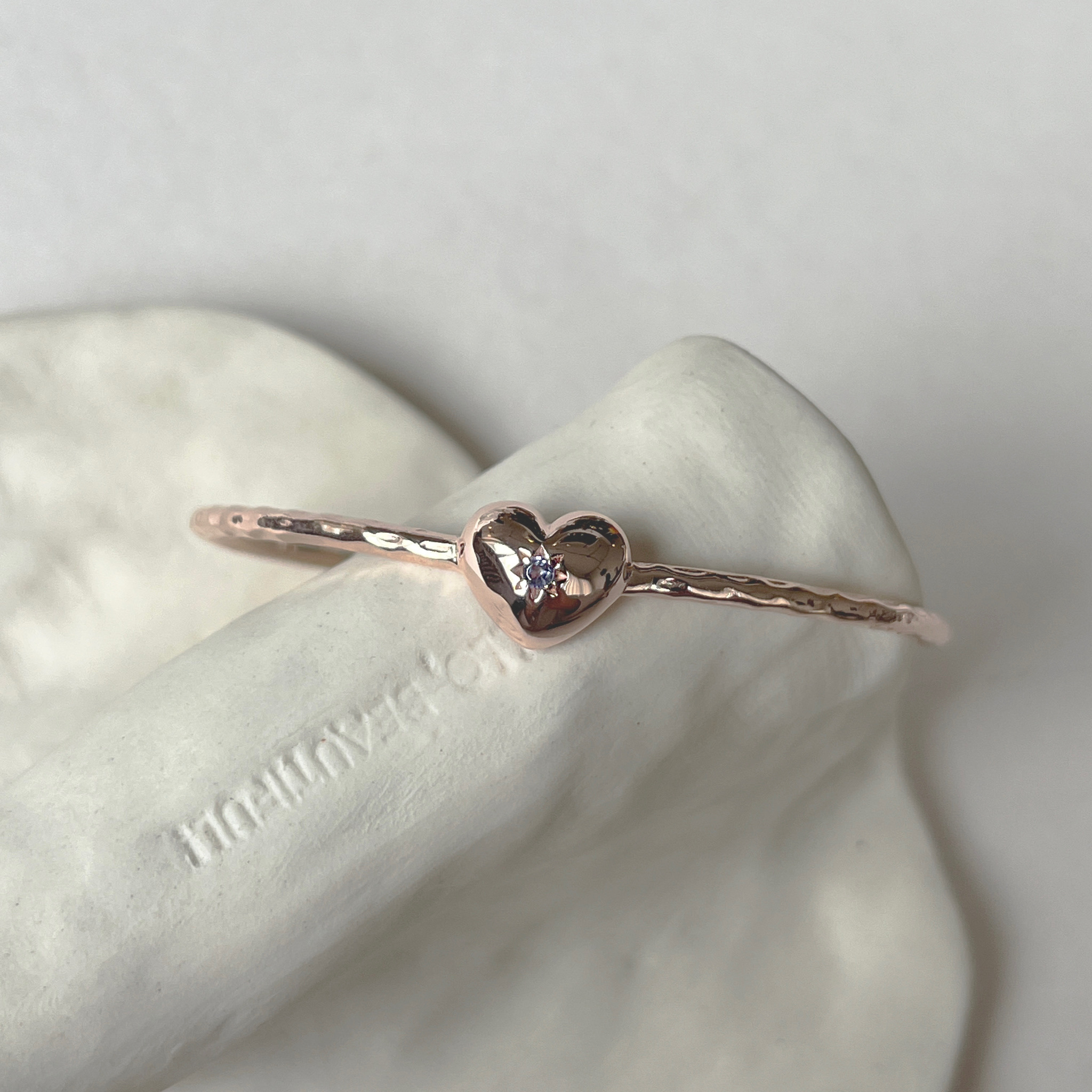 鏡面愛心坦桑石敲拓感手鐲