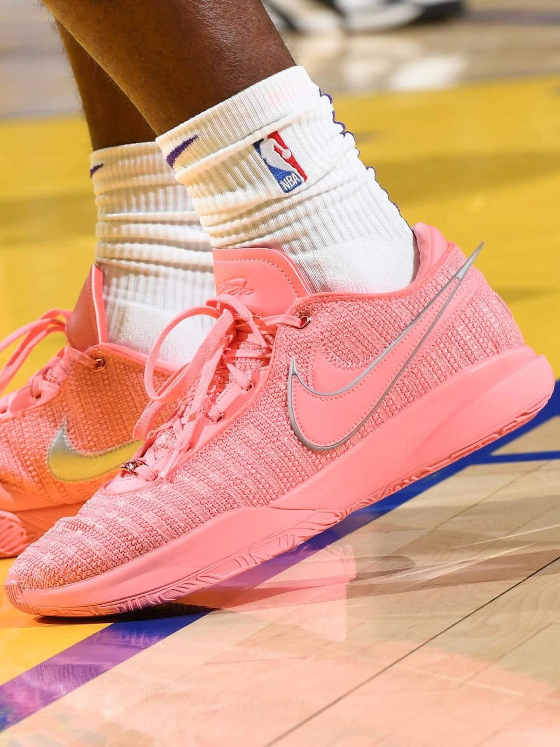 <門市現貨> 男鞋 NIKE LEBRON 20 XX EP "PINK DIAMOND"⁠ LBJ 粉鑽石 粉紅 粉銀 緩震 回彈 實戰 藍球鞋【DJ5422-600】PINKS