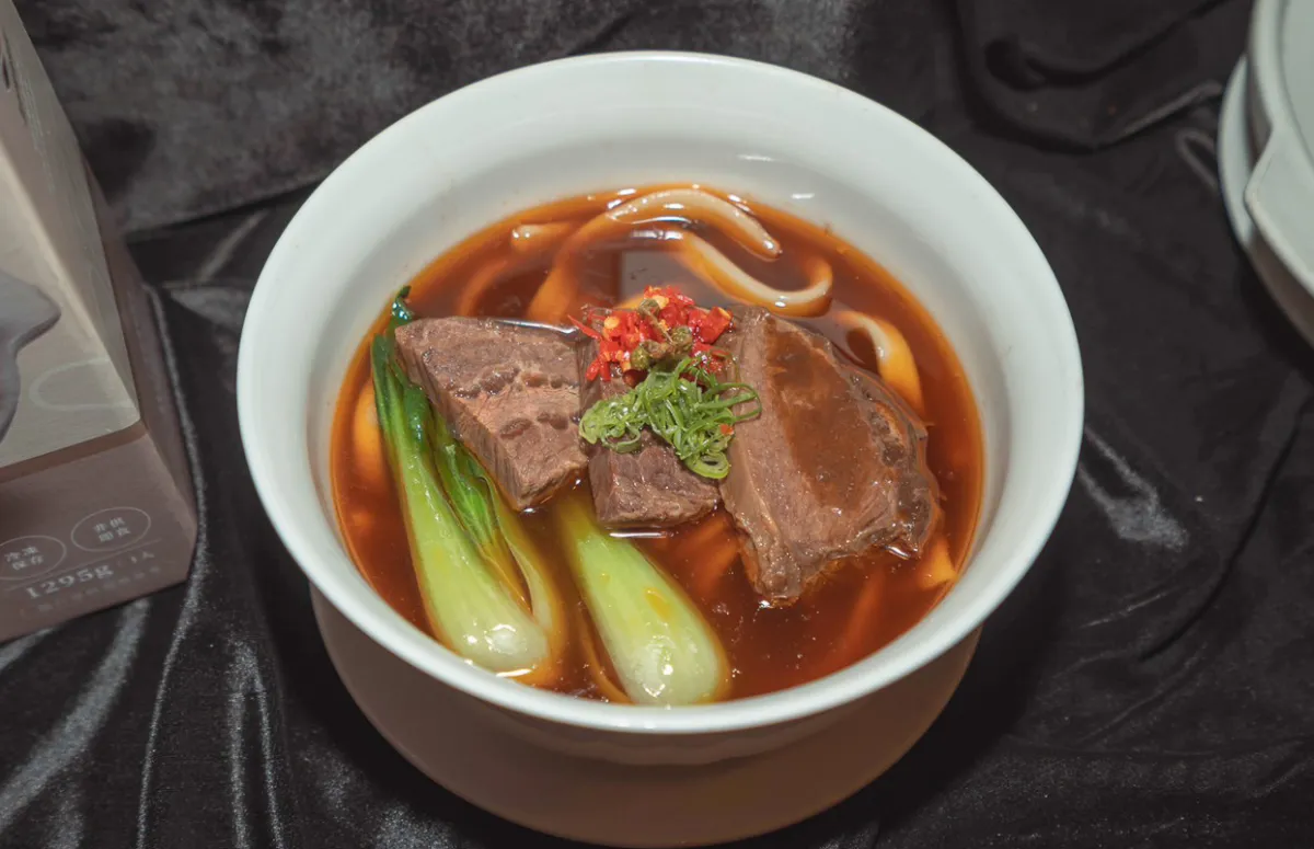 藤椒牛肉麵嚴選紐西蘭厚切牛臉頰肉，肉質軟嫩帶筋，富含膠質，透過慢火煨燉，讓口感變得軟嫩多汁，帶有彈性又不肥膩