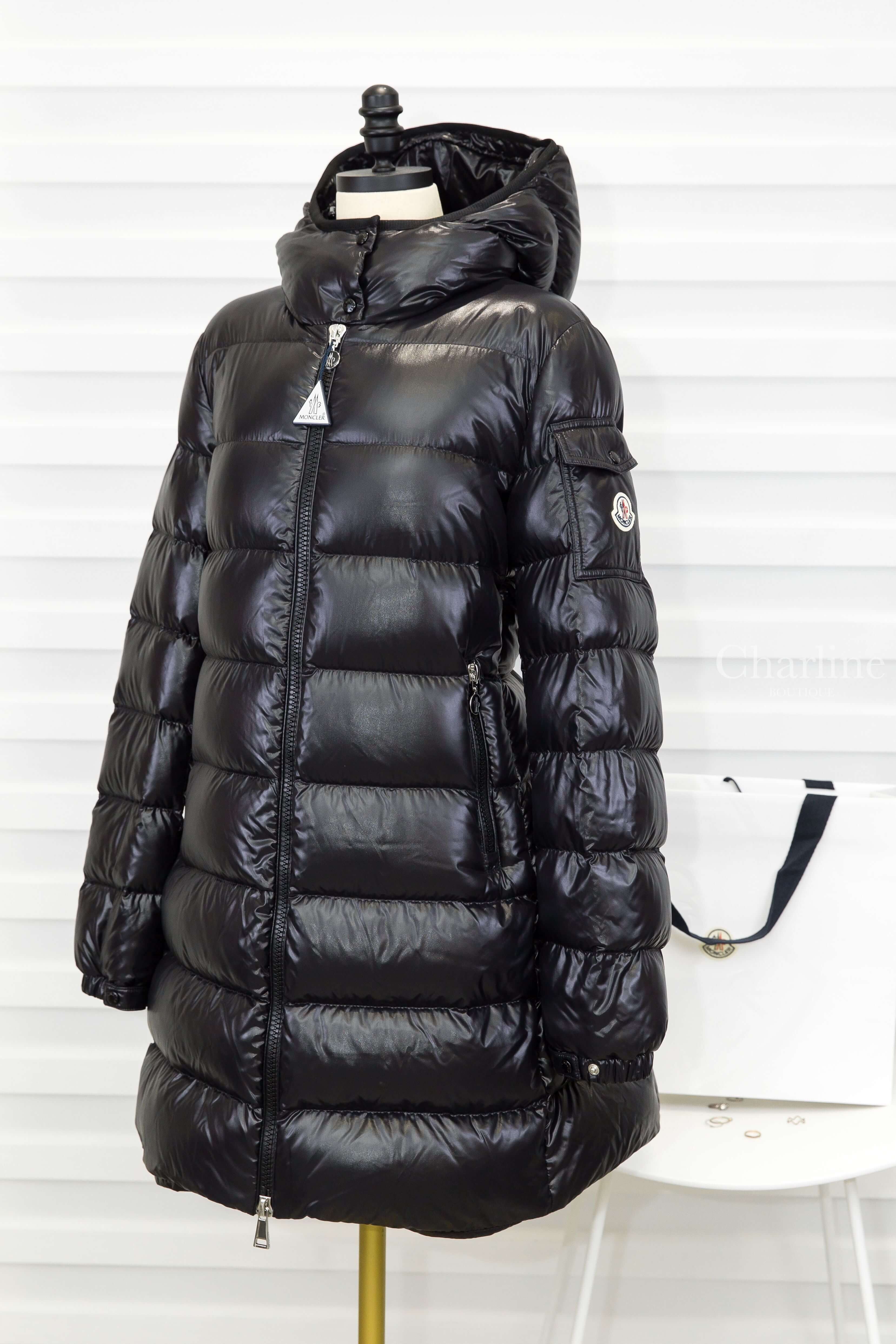 Moncler Courcelles Hooded Mid-Length Down Jacket 黑色拉鍊中長版亮面抽繩收腰連帽輕羽絨外套-Charline Boutique 精品代購