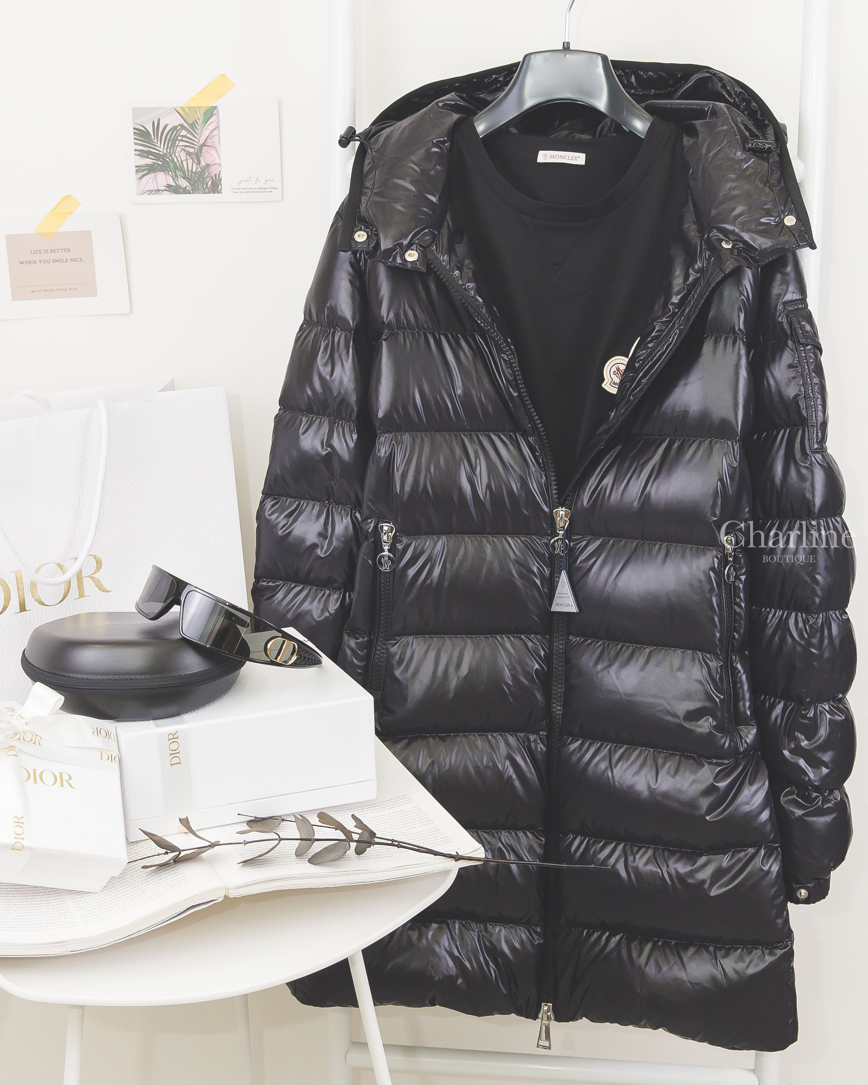 Moncler Courcelles Hooded Mid-Length Down Jacket 黑色拉鍊中長版收腰連帽輕羽絨外套,Dior VeryDior M1U 黑色側邊金色CD藤格紋髮箍太陽眼鏡-Charline Boutique 精品代購