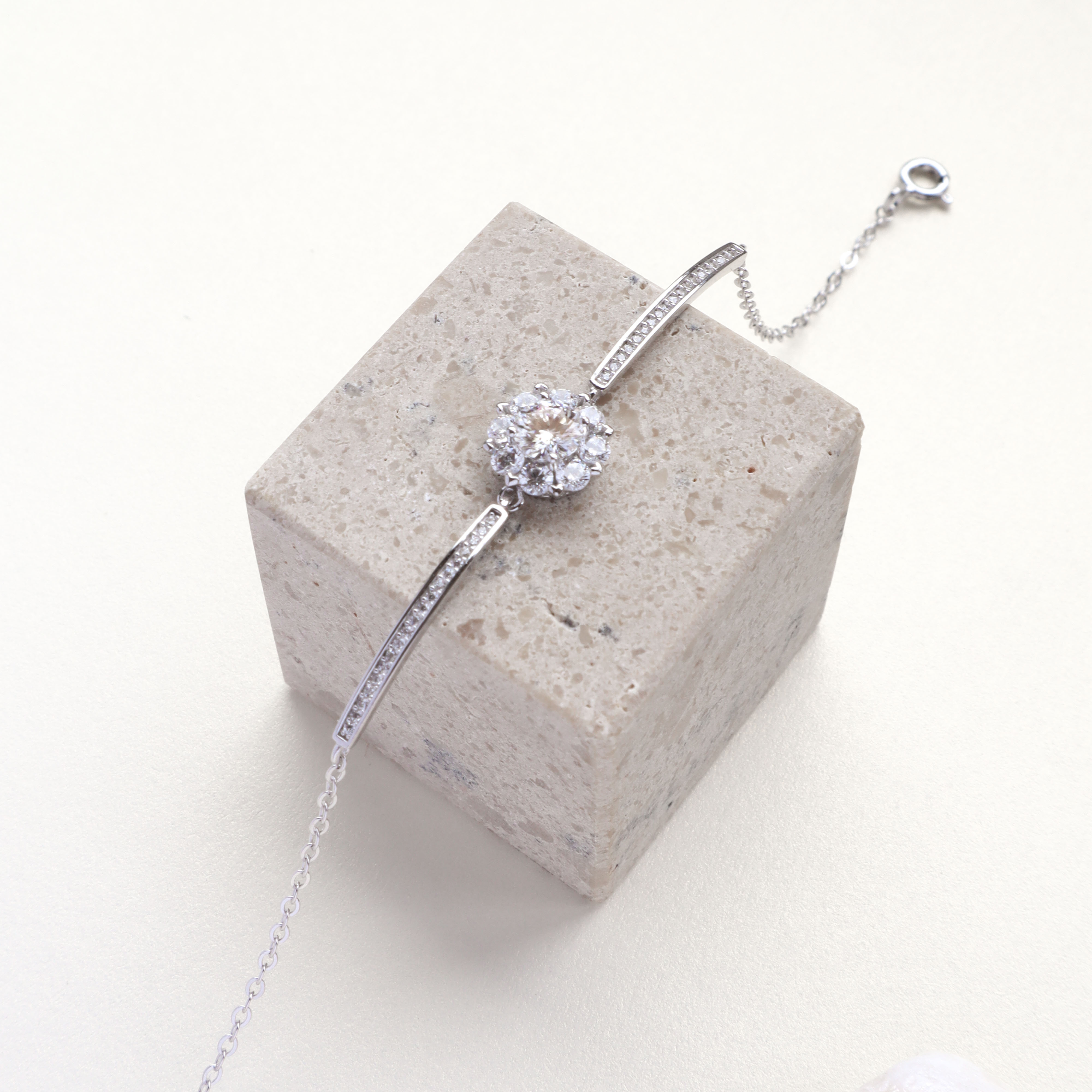 Silver/花綻排鑽莫桑鑽手鍊