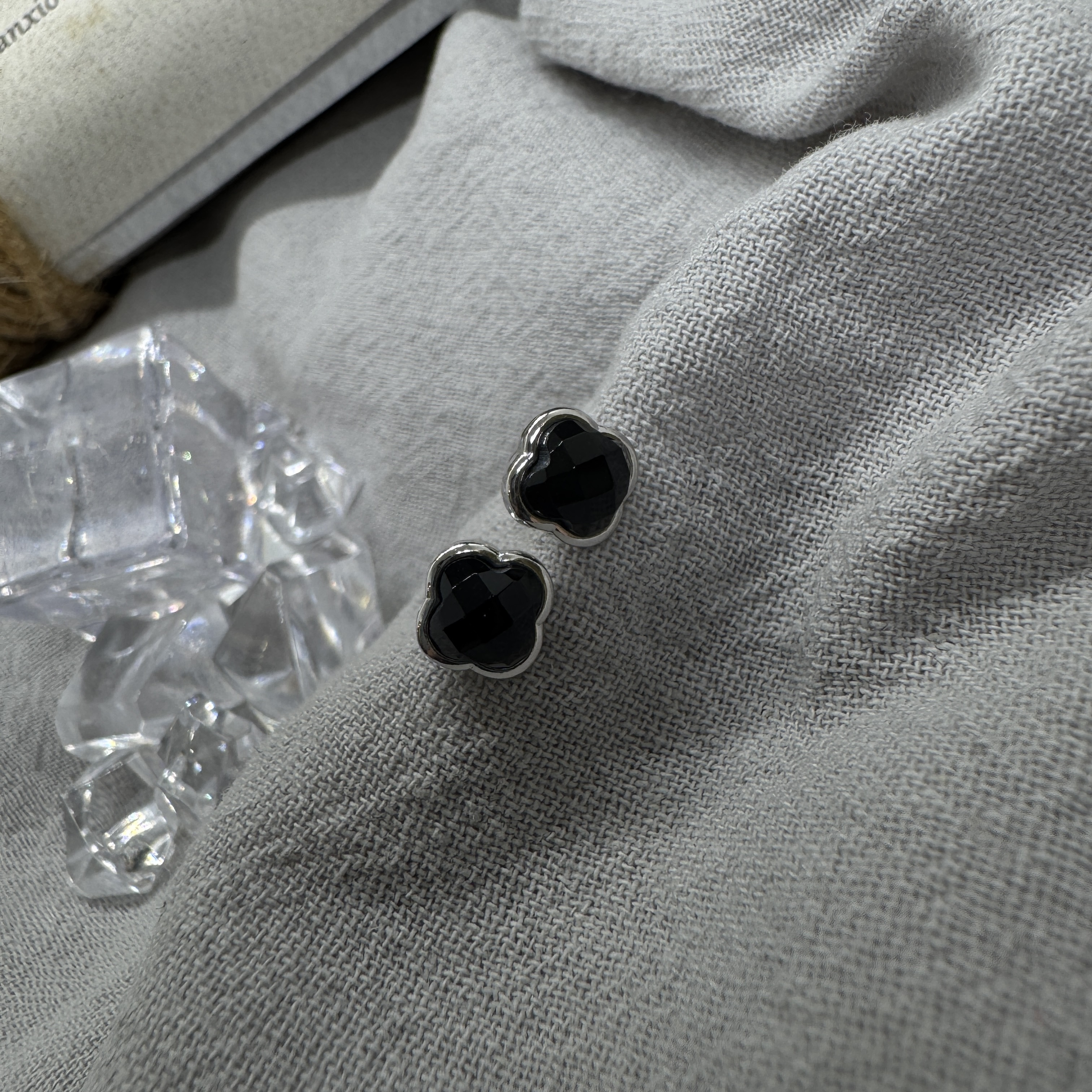 黑邊幸運草 - 轉珠耳環