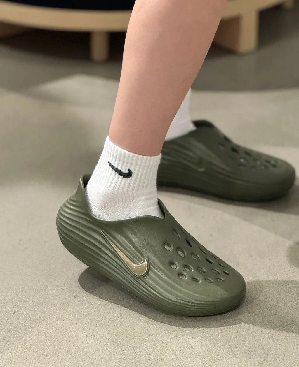 【逢甲 FUZZY】Nike ReactX Rejuven8 "Medium Olive" 拖鞋 橄欖綠 HV5060-201