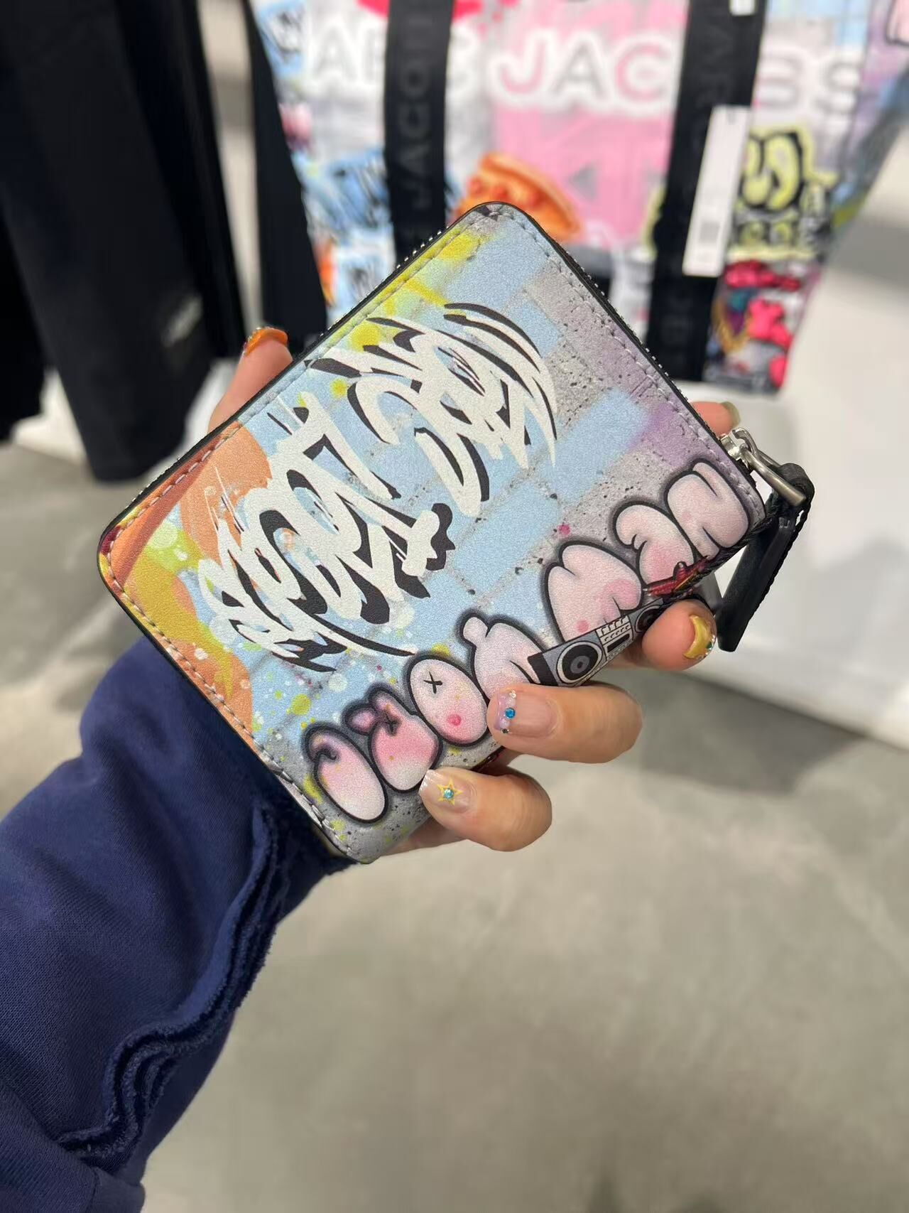 【預購】Marc Jacobs G073020 塗鴉短款銀包