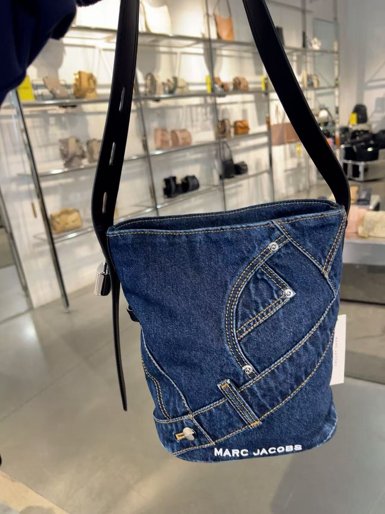 【預購】Marc Jacobs G073021 鎖頭牛仔水桶單肩包