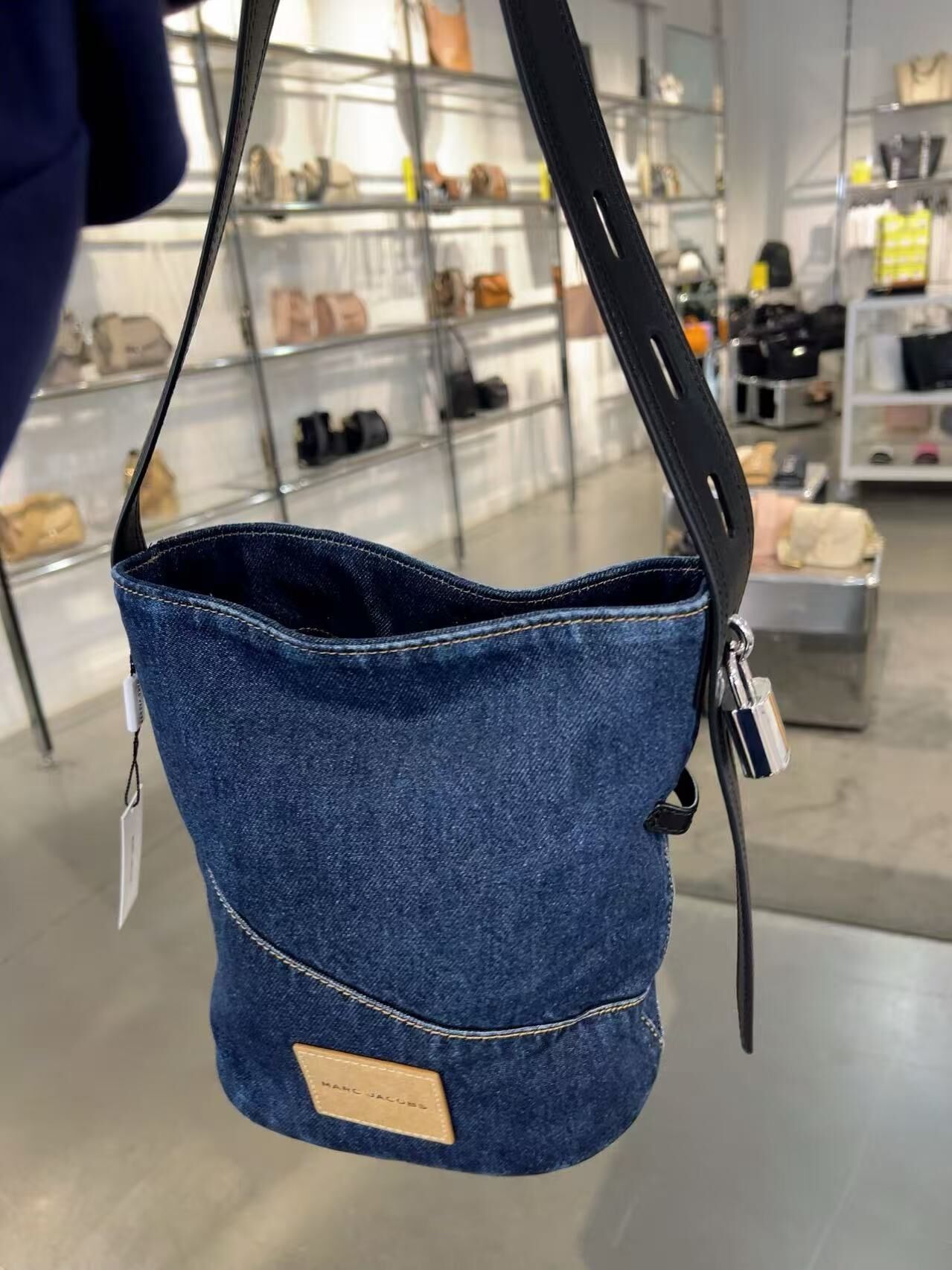 【預購】Marc Jacobs G073021 鎖頭牛仔水桶單肩包