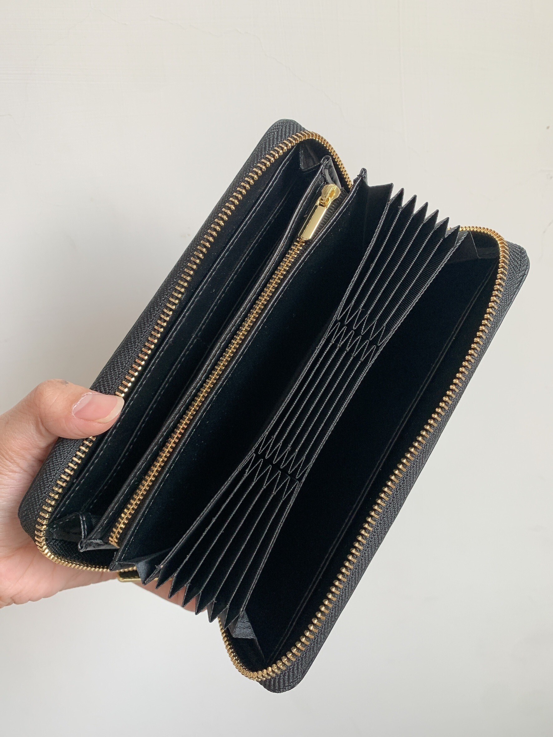 風琴式內裡展開如畫，整齊收納一目瞭然