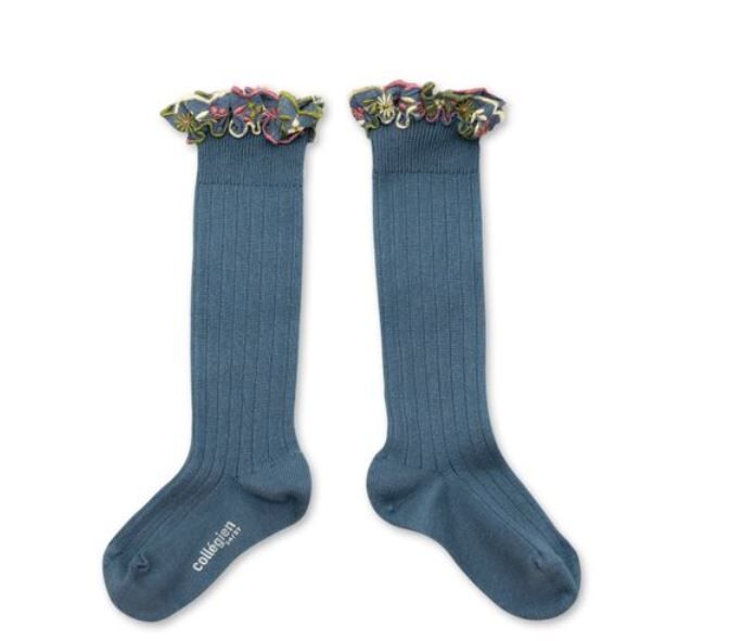 COLLEGIEN 花卉刺繡荷葉邊高筒襪 Eglantine- Bleu Cendré灰藍
