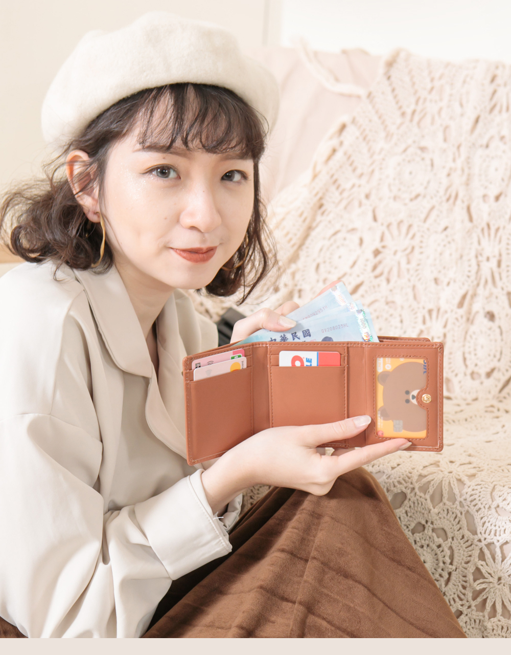 無論手提或斜背，都展現恣意自信的風格