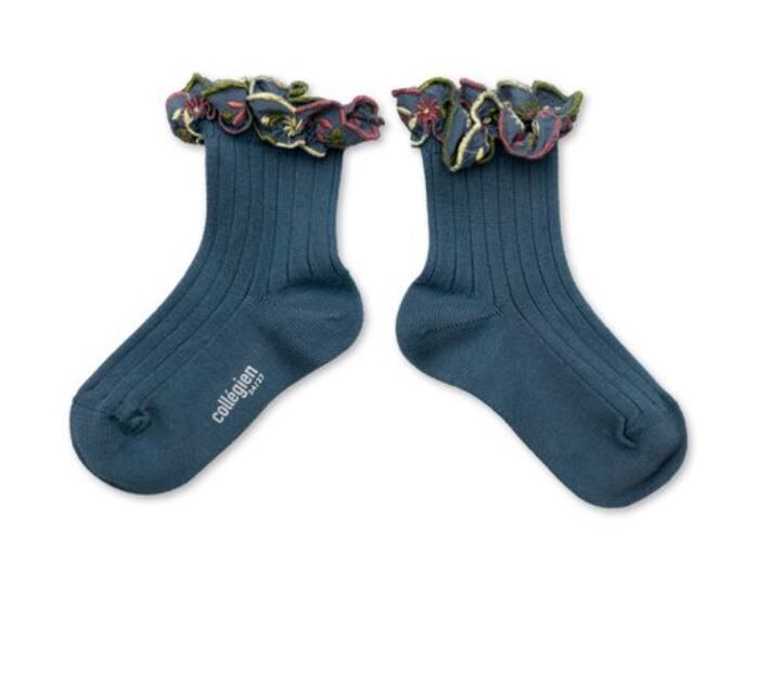 COLLEGIEN 花卉刺繡荷葉邊低筒襪 Anémone- Bleu Cendré灰藍