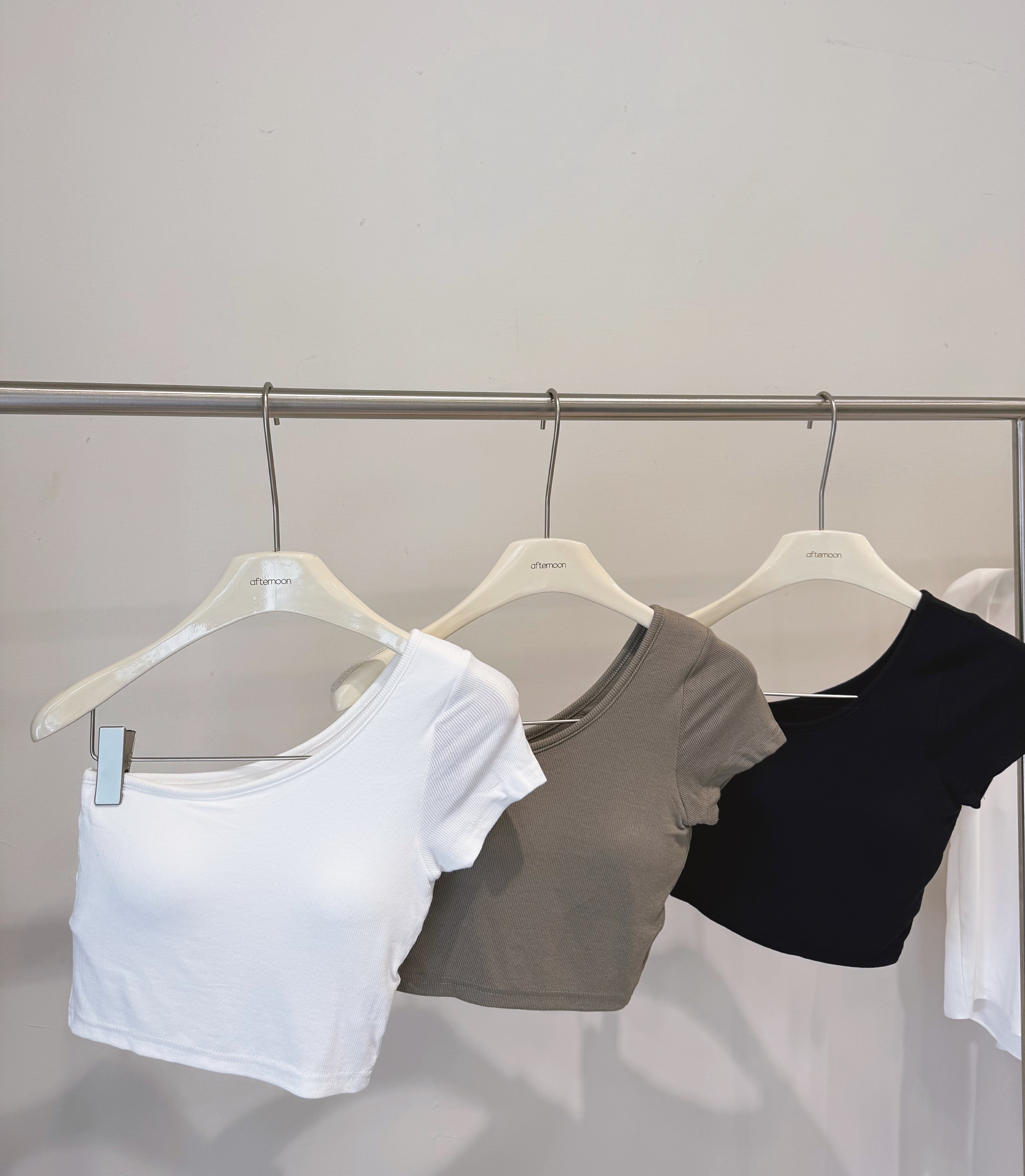 2511 斜肩短袖短版Bratop上衣