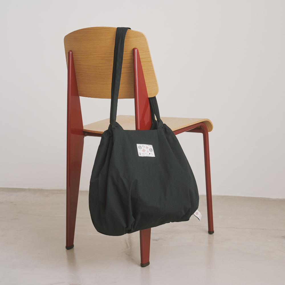 印花樂可調提帶皺口大包深邃黑