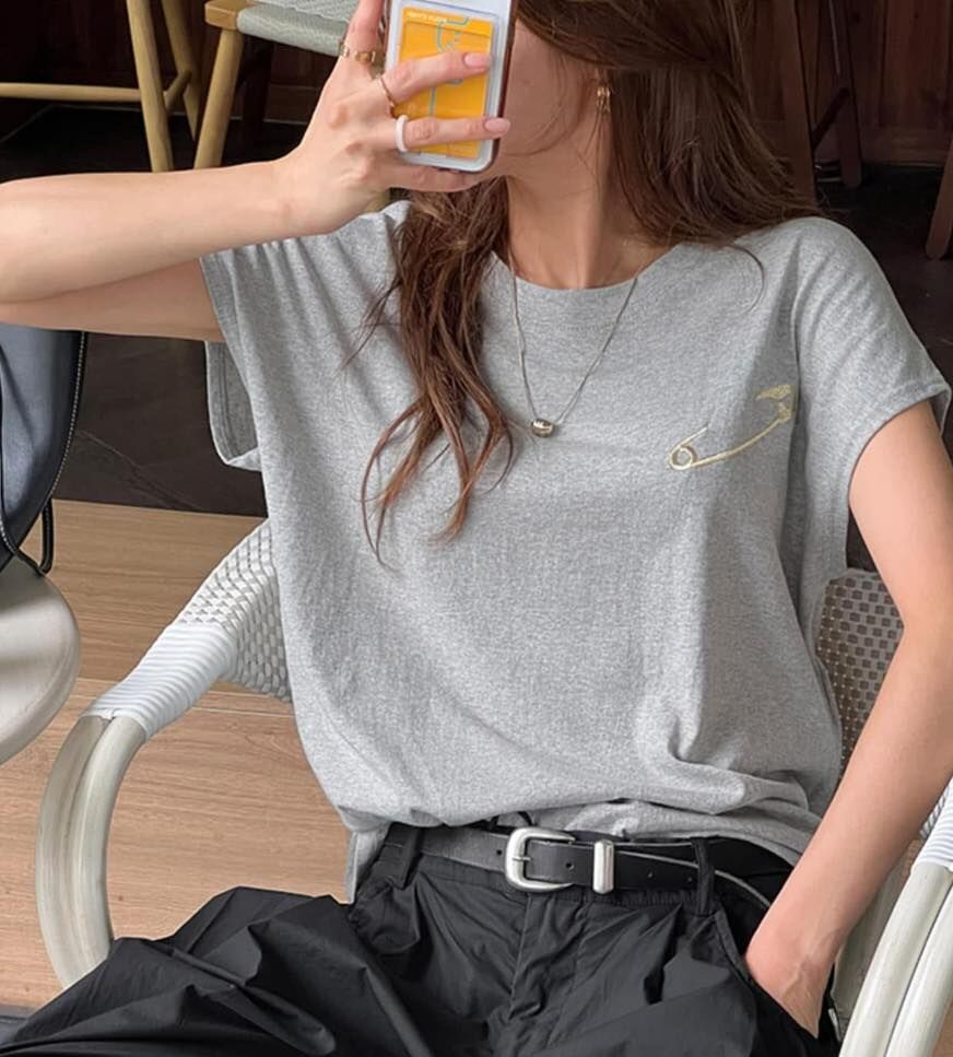 【時髦又個性的刺繡別針造型棉tee】（現貨）