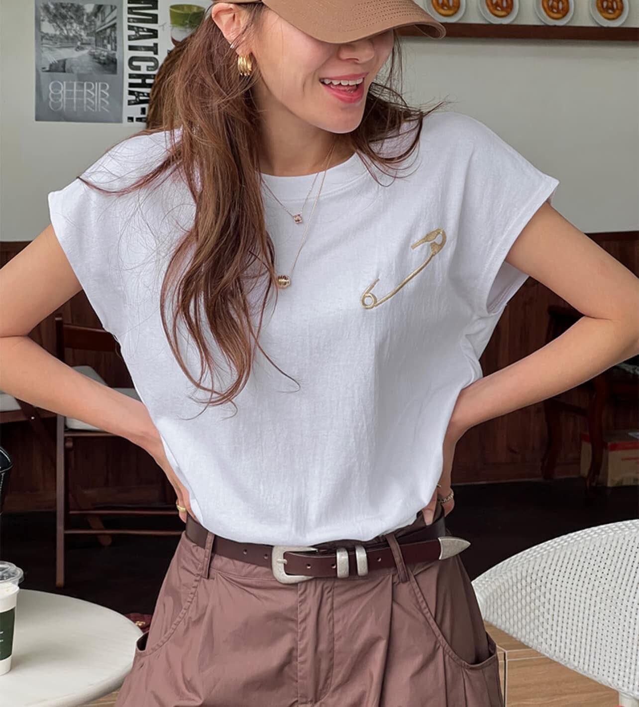 【時髦又個性的刺繡別針造型棉tee】（現貨）