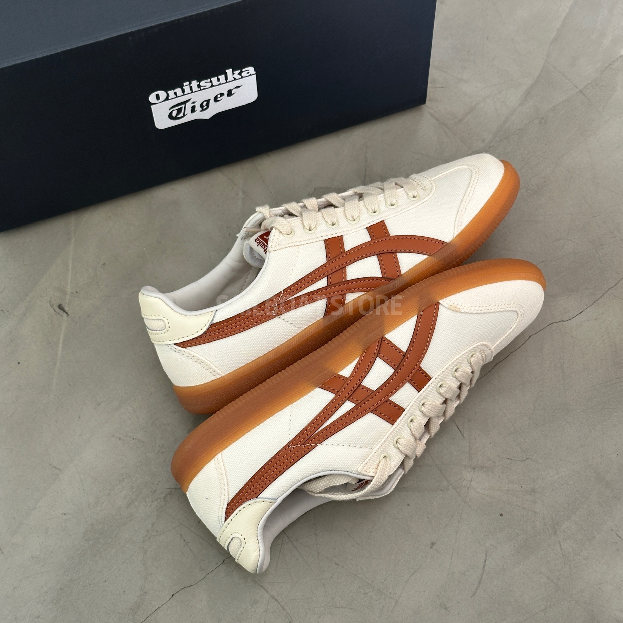 現貨供應Onitsuka Tiger 鬼塚虎焦糖橘棕德訓鞋1183A862-200
