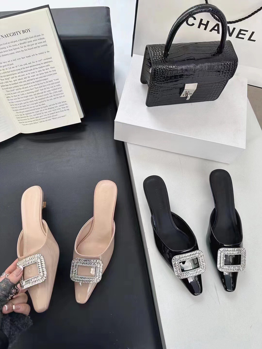 方釦亮鑽低跟鞋