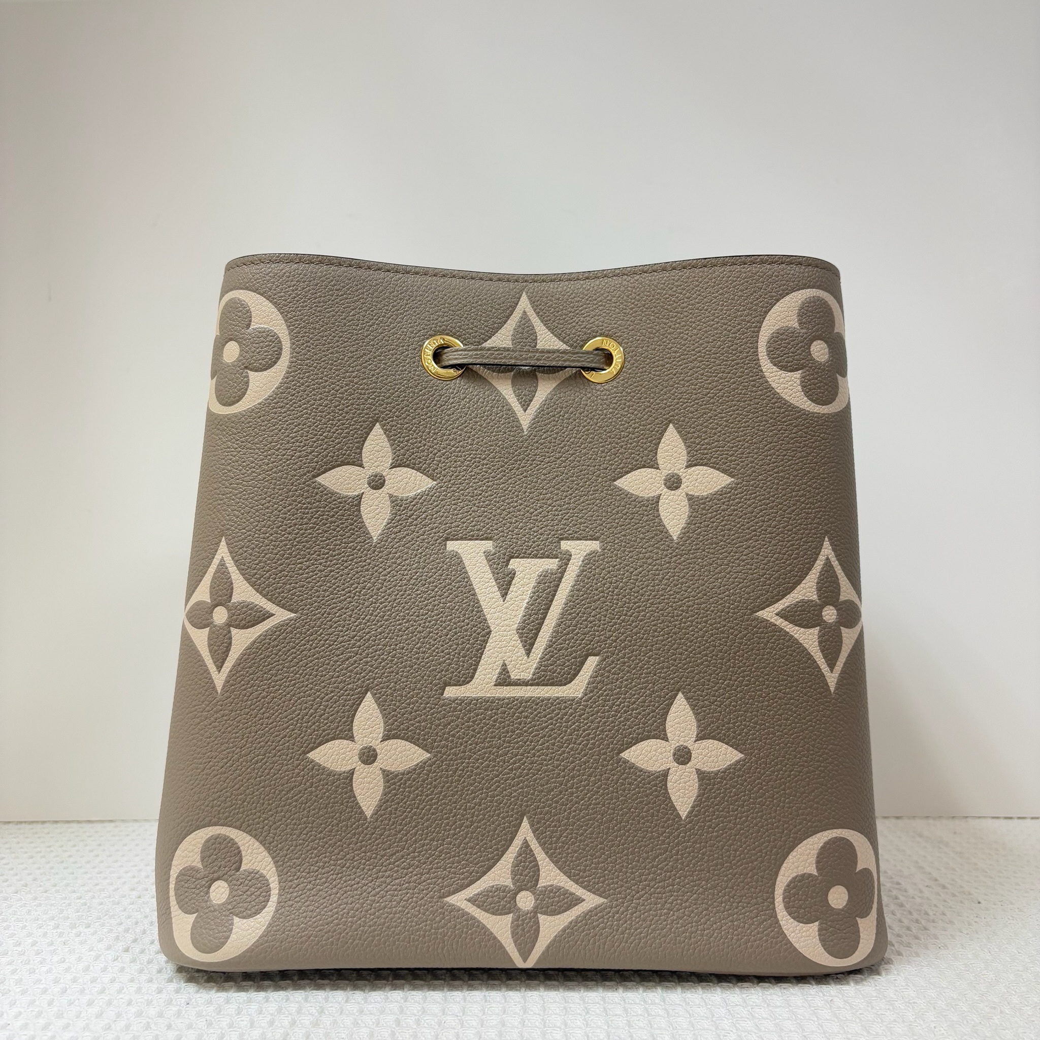 LV Monogram Empreinte Neo Noe MM - Grey / Ghw