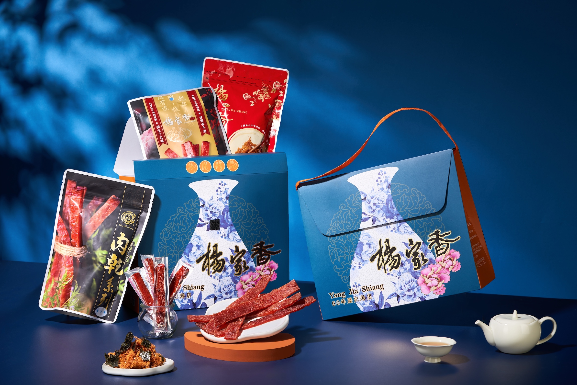青花瓷禮盒組(蒜味豬肉條/蜜汁豬肉乾/芝麻海苔肉鬆)