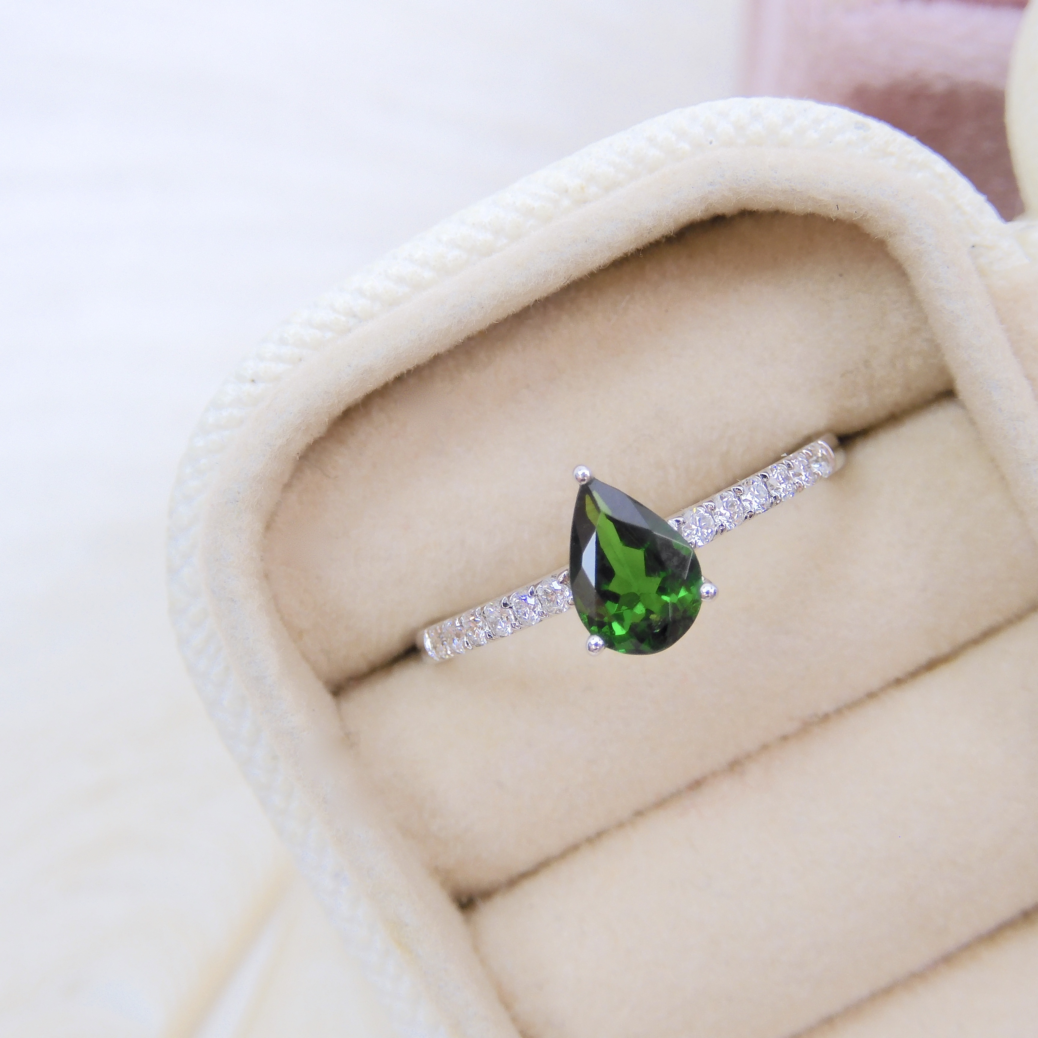 18K金 0.64ct 沙弗萊石戒指