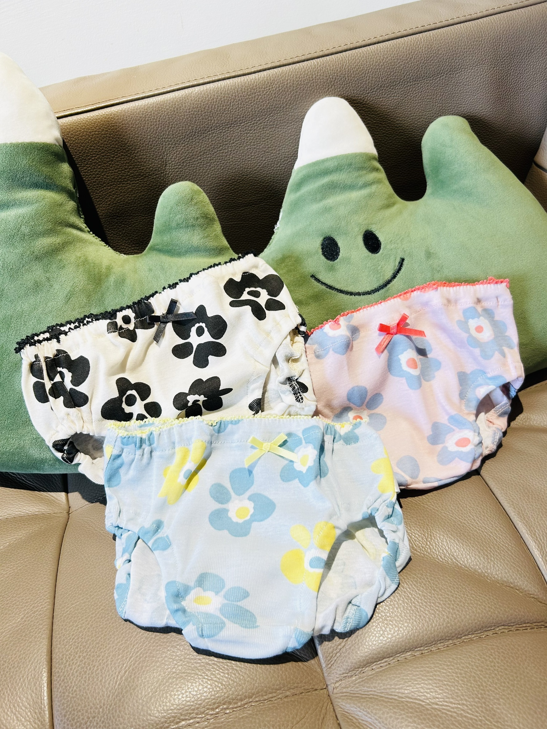 日本 BREEZE 女孩 可愛花朵 純棉三角小褲 (3件1組，120-130) L352115