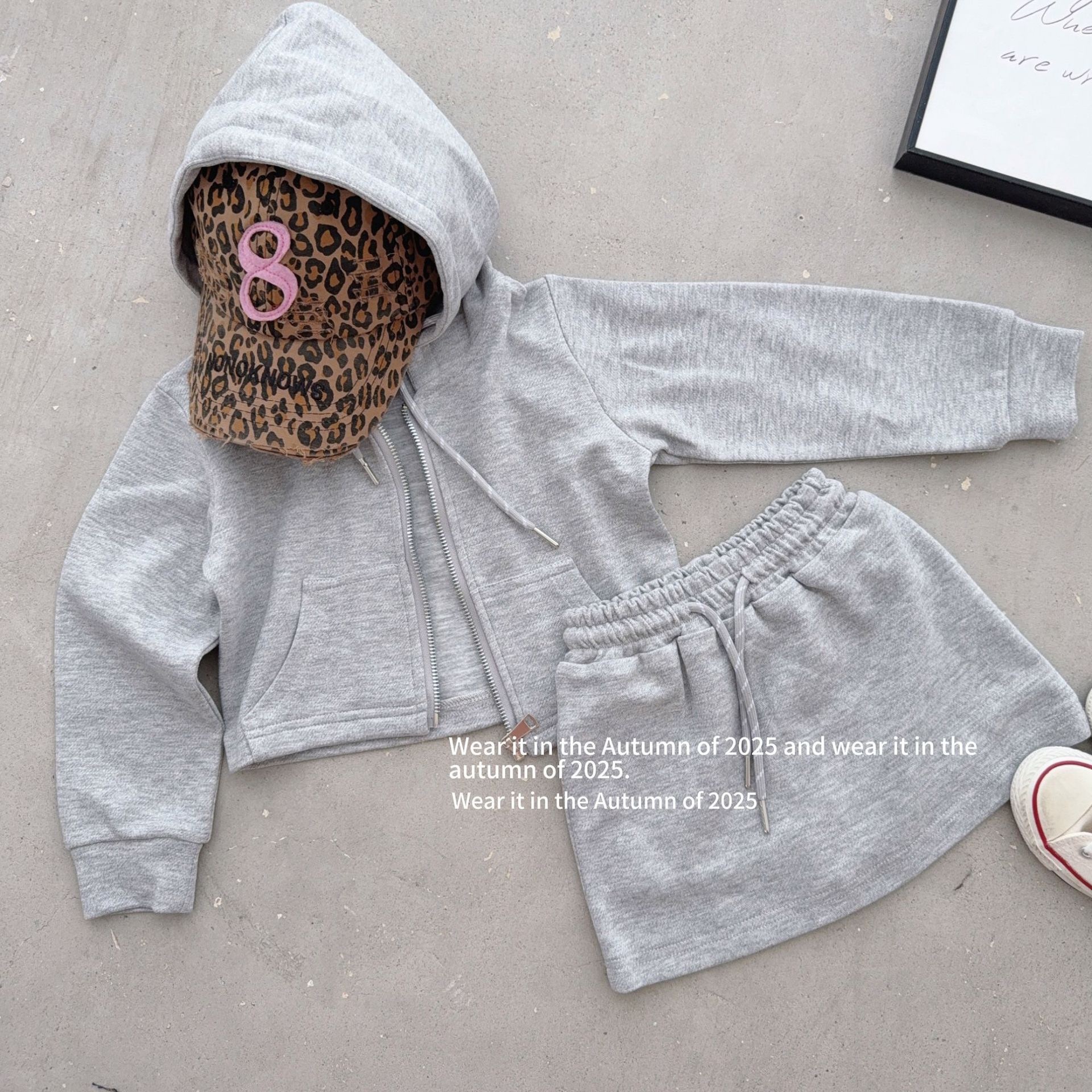 灰色連帽裙子套裝