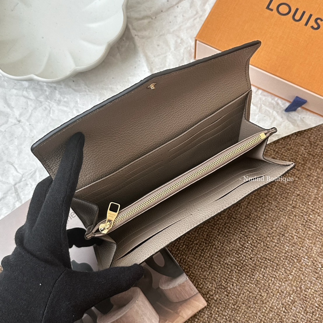 LOUIS VUITTON Sarah Wallet / Tourterelle