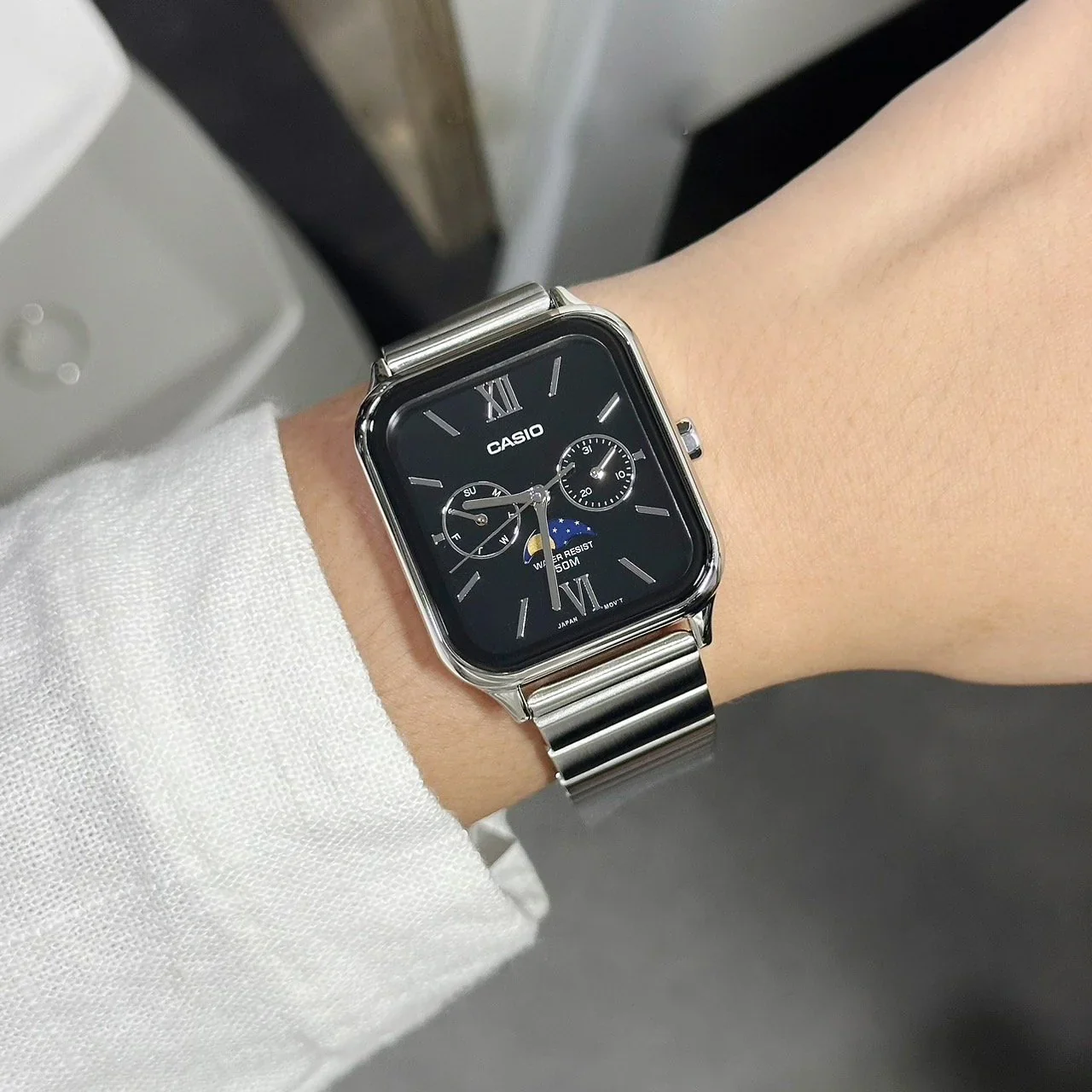 萬年鐘錶 - CASIO 卡西歐 月相方形復古黑色面盤中性男女錶  MTP-M305D-1A  錶徑34MM