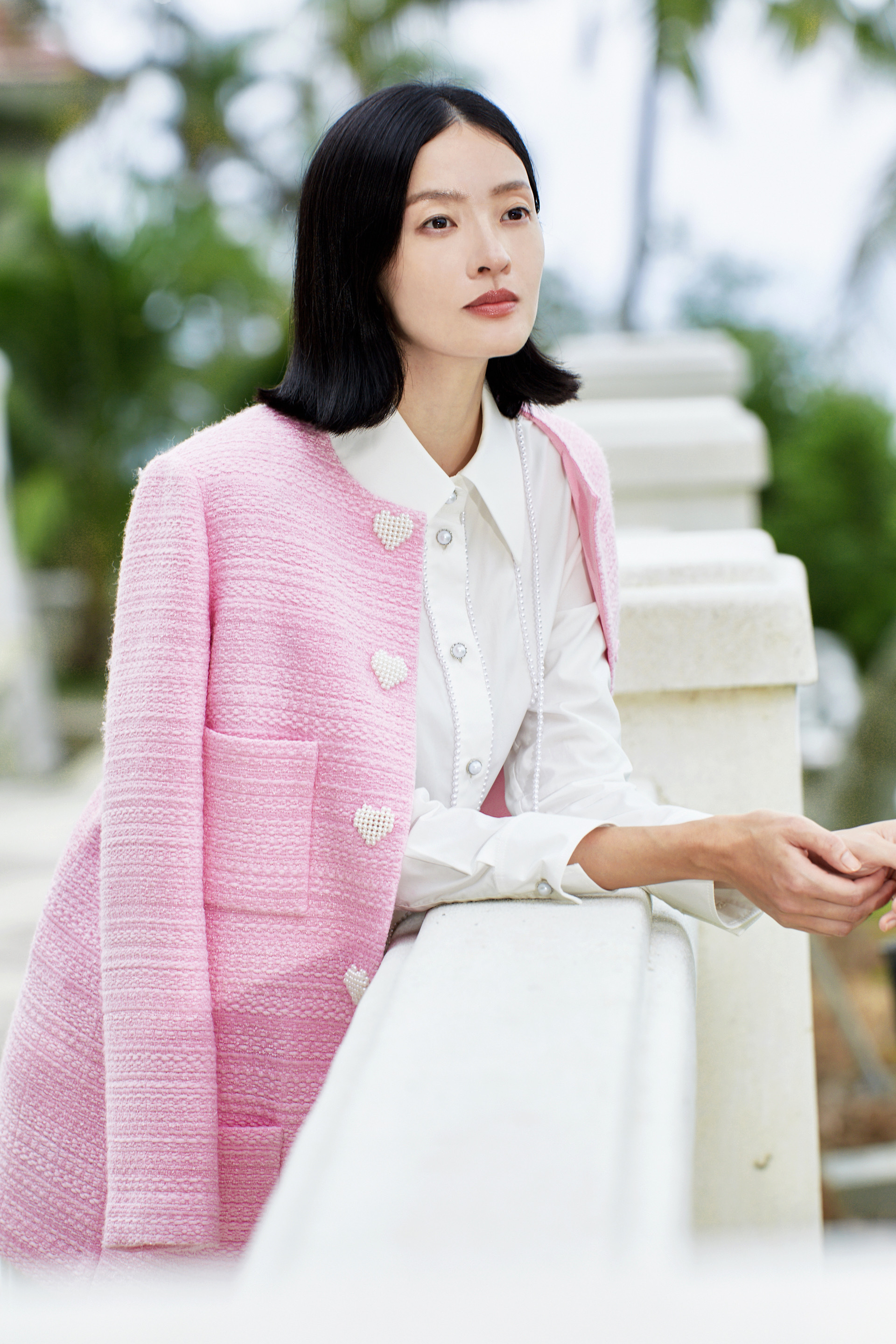 BD10003A1  J LOVE 珍珠褶子鍊條襯衫 ( 2色 / 附活動珍珠鍊 )