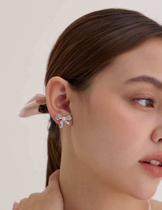 滿鑽珍珠蝴蝶結。夾式耳環(銀)