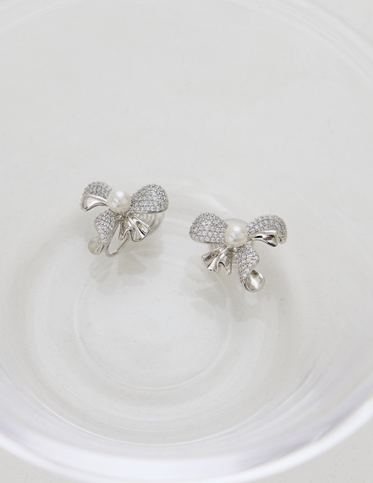 滿鑽珍珠蝴蝶結。夾式耳環(銀)