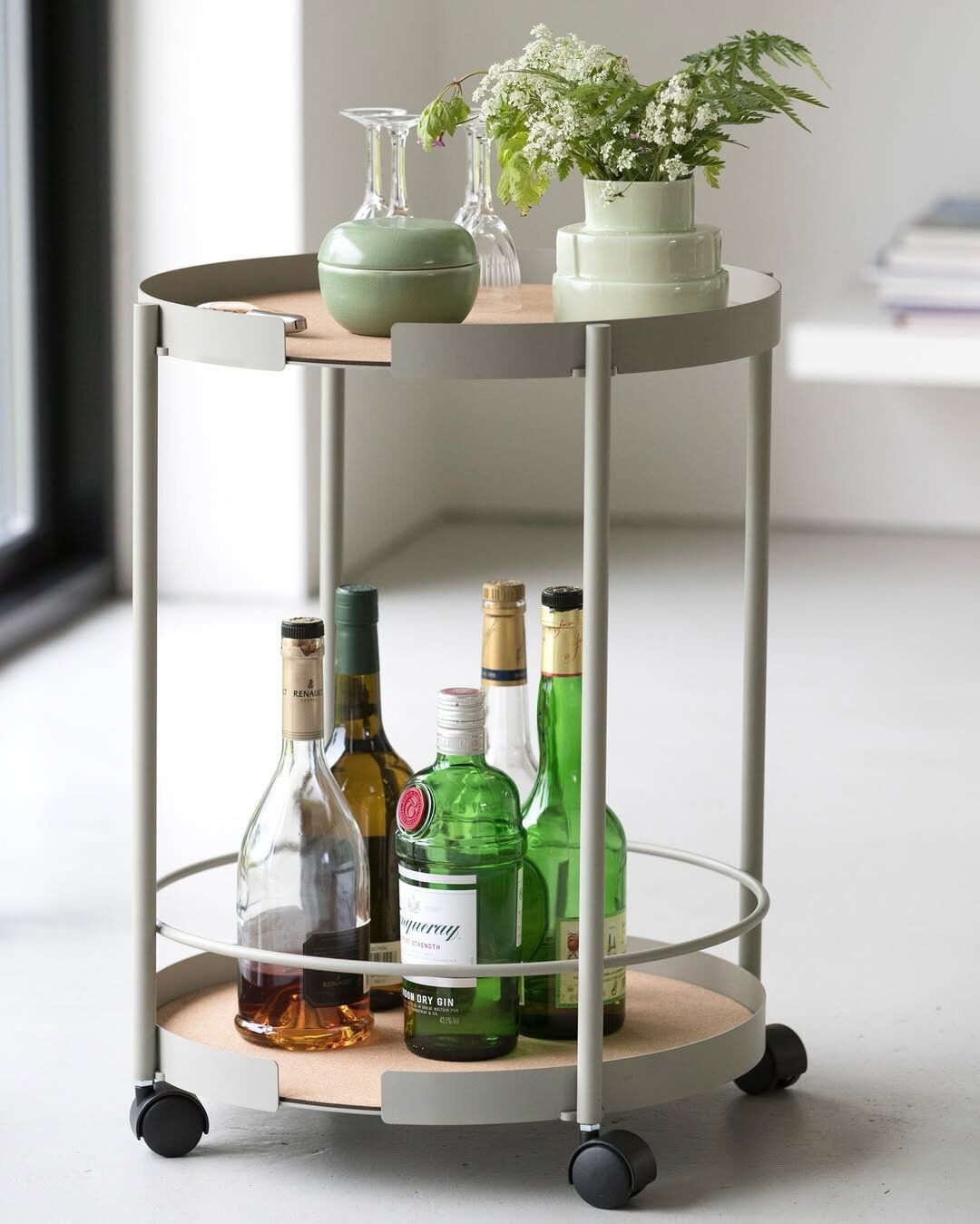 DESIGN BITE圓形推車,拿鐵米色,擺設酒類並擺放花飾,展現優雅及藝術氛圍。