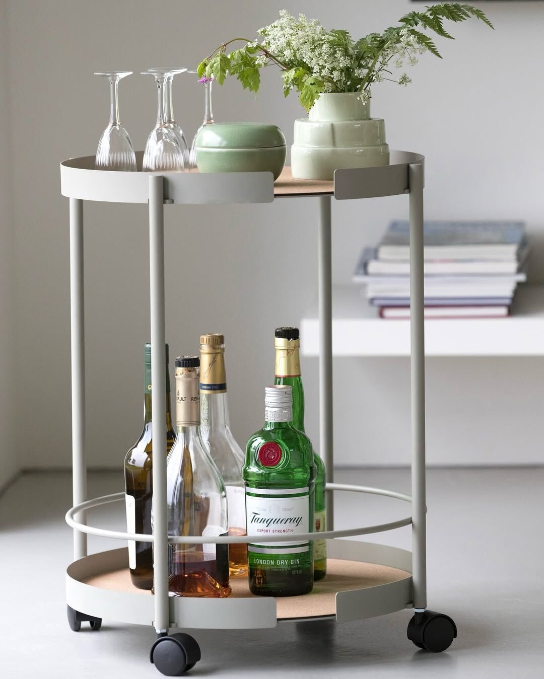 DESIGN BITE圓形推車,拿鐵米色,擺設酒類並擺放花飾,擺放精緻酒杯,實用兼具觀賞。